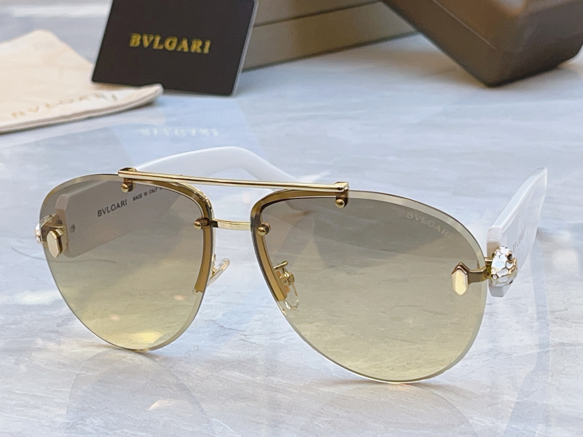 ，【BVLGA*】宝格*丽新款太阳镜，MODEL：BV 40091U，SIZE：63口13-140