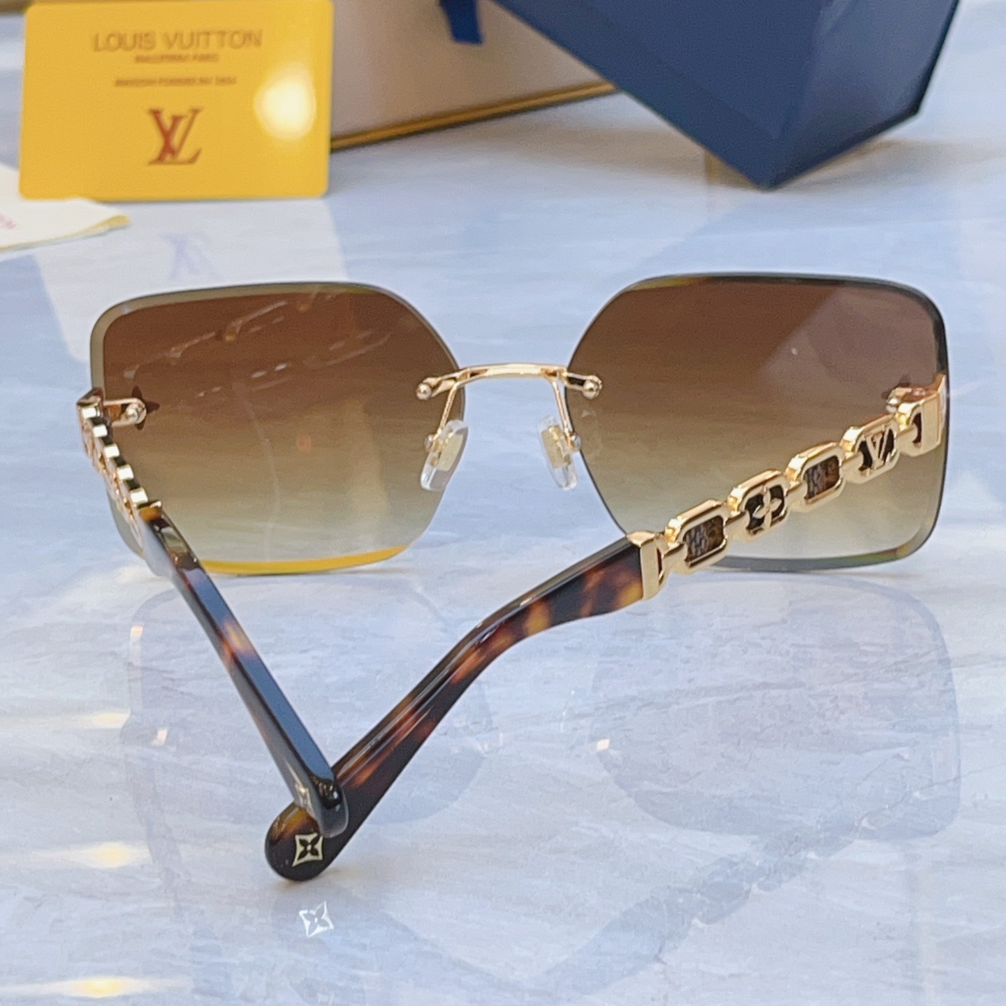 ，【LOUIS VUITTO*】路易*威登新款太阳镜，MODEL：Z21599E，SIZE：64口17-