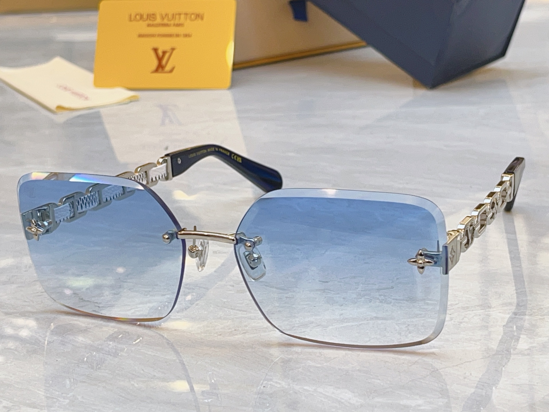 ，【LOUIS VUITTO*】路易*威登新款太阳镜，MODEL：Z21599E，SIZE：64口17-