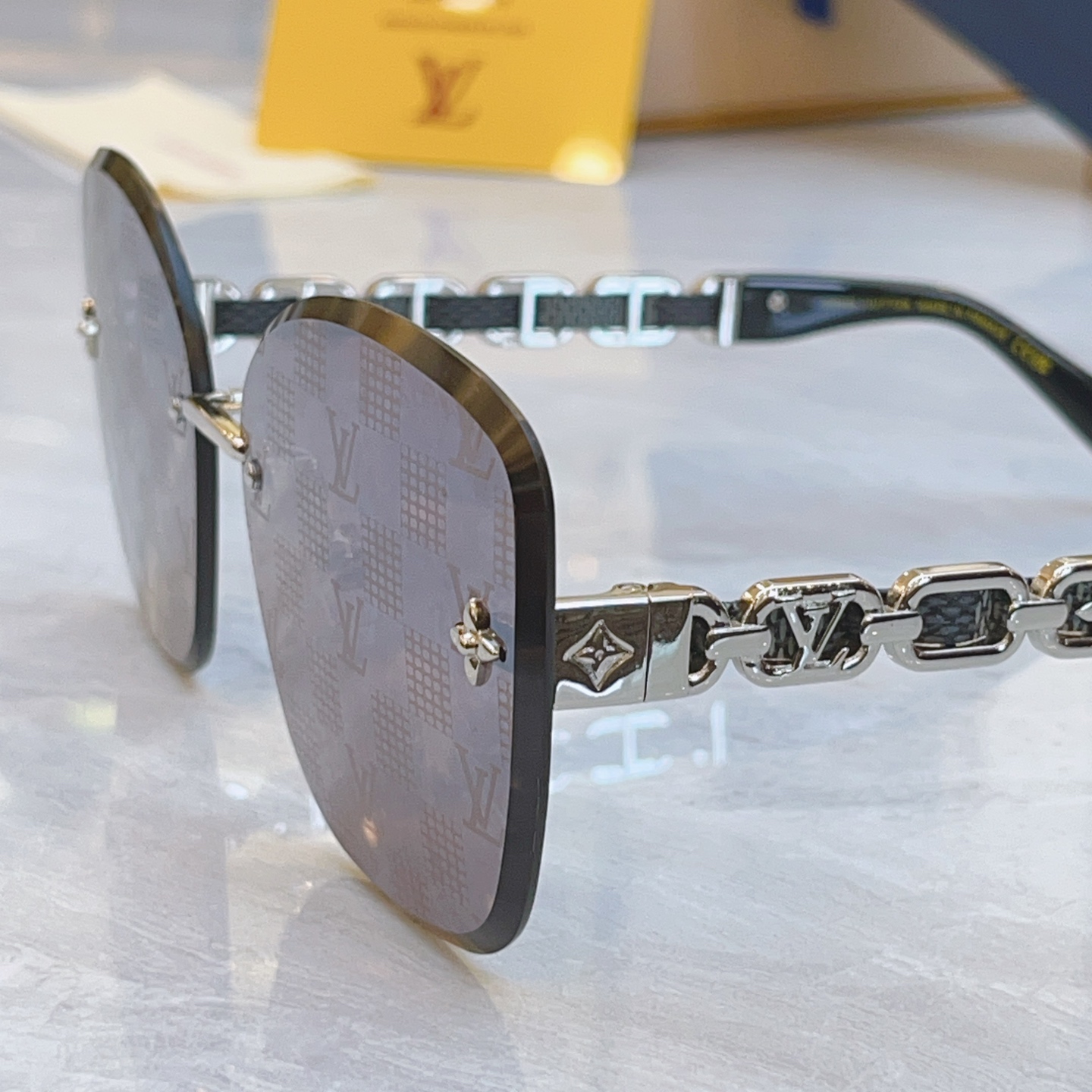 ，【LOUIS VUITTO*】路易*威登新款太阳镜，MODEL：Z21600E，SIZE：64口17-