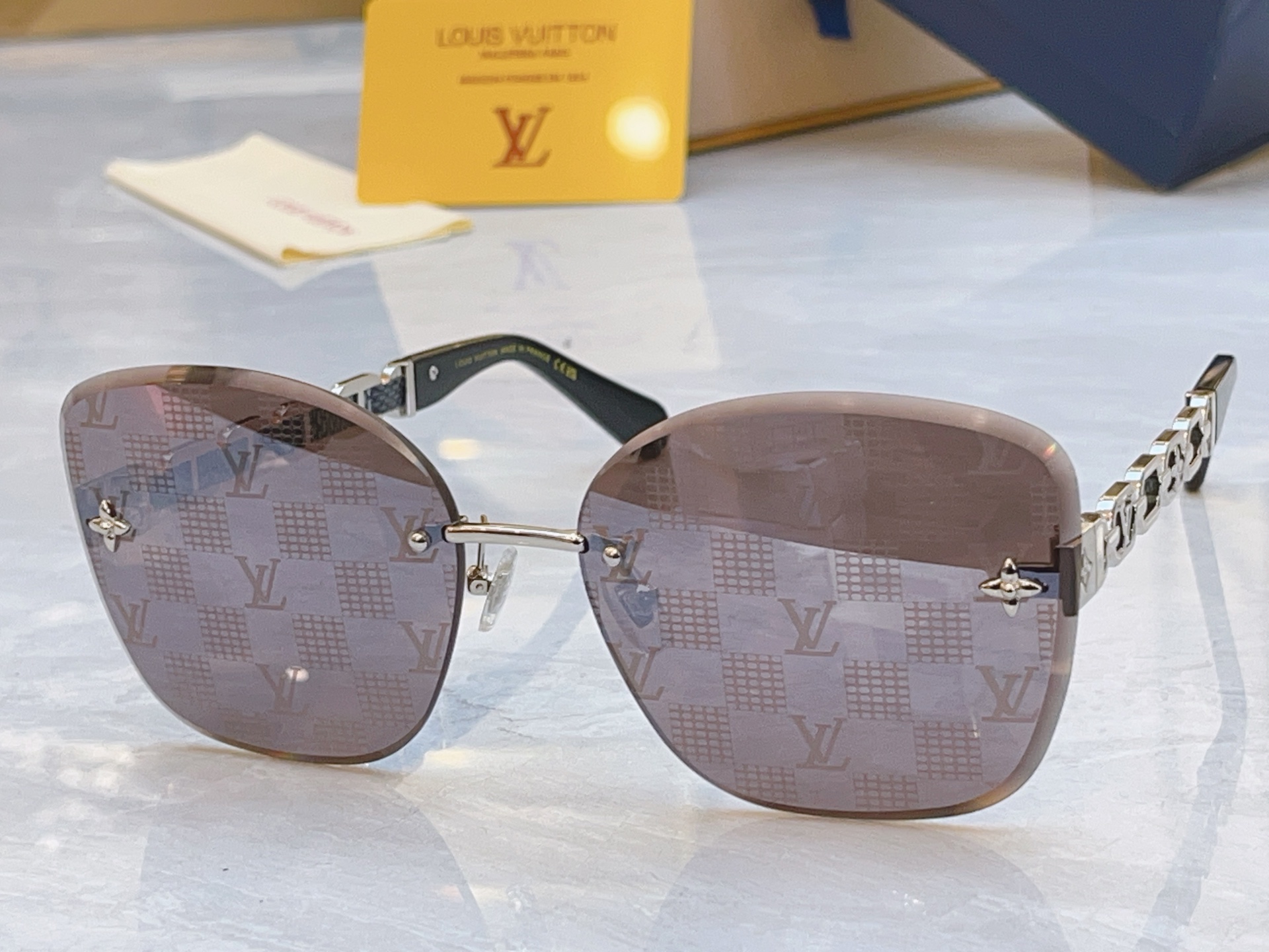 ，【LOUIS VUITTO*】路易*威登新款太阳镜，MODEL：Z21600E，SIZE：64口17-