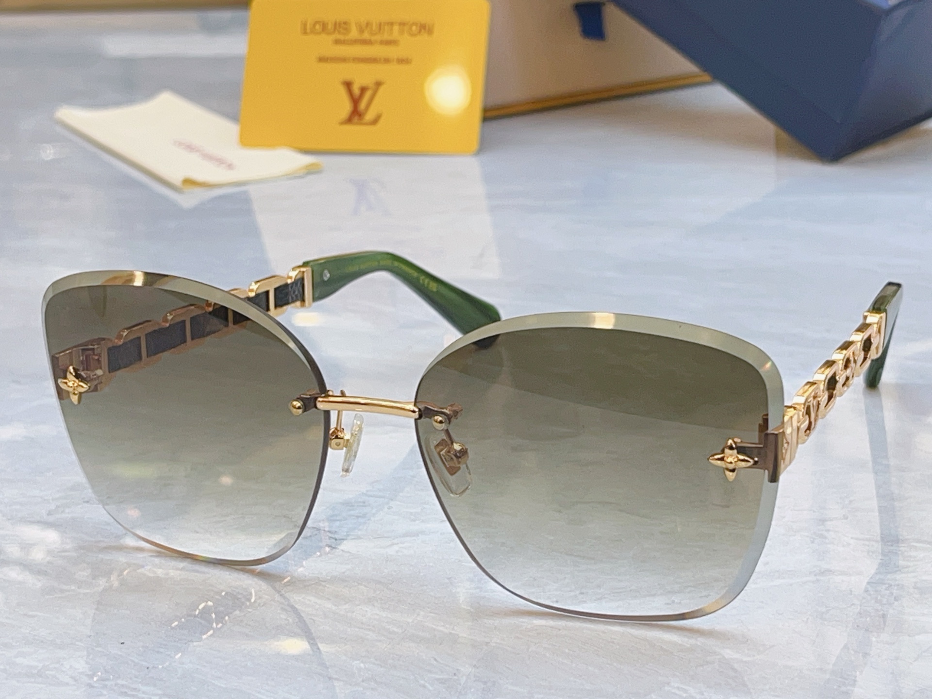 ，【LOUIS VUITTO*】路易*威登新款太阳镜，MODEL：Z21600E，SIZE：64口17-