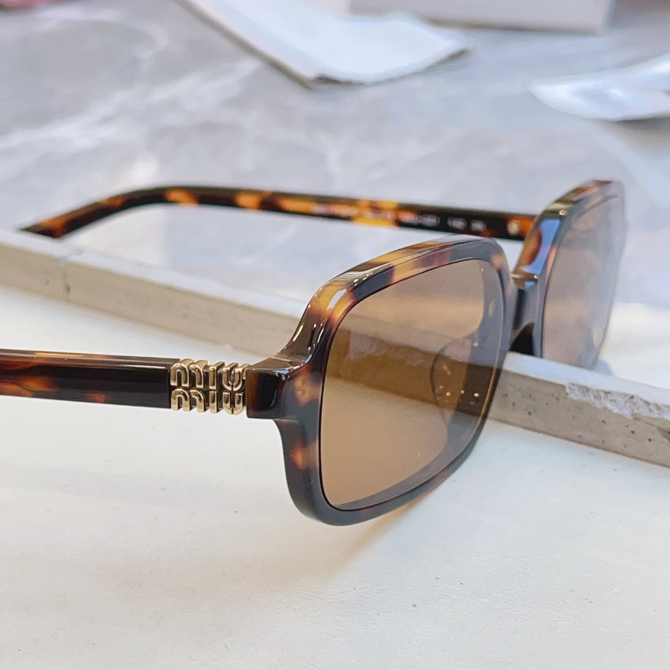 ，【MIUMI*】缪*缪新款太阳镜🕶️ 高版本✨，Mod：SMU 11Z-F，SIZE:52口15-14