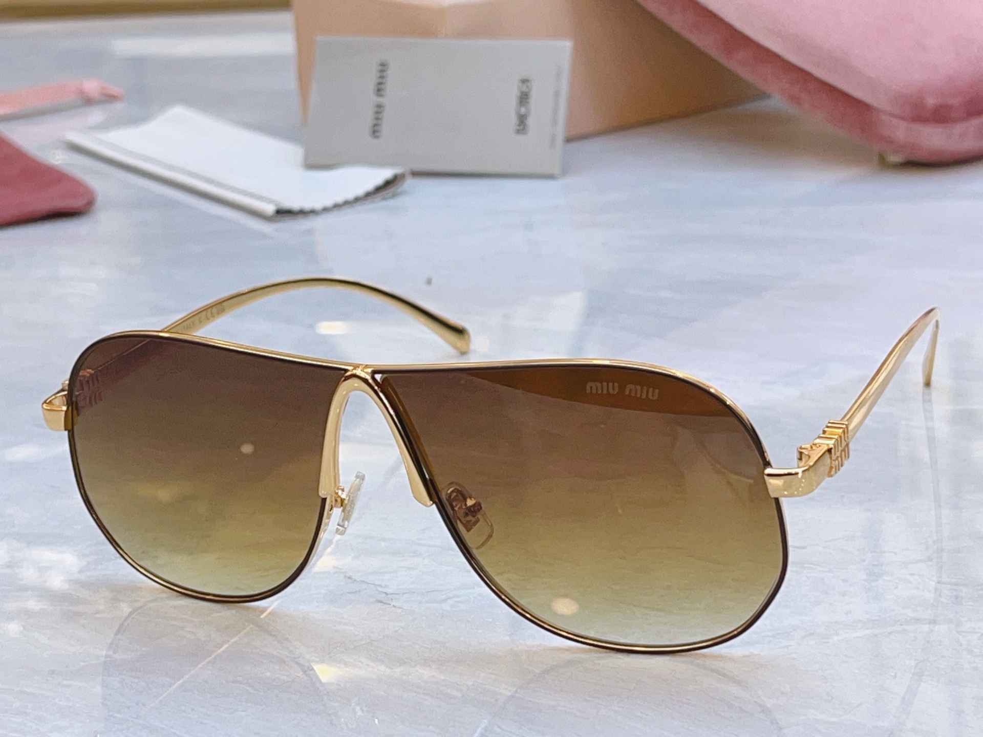 ，【MIUMI*】缪*缪新款太阳镜🕶️，Mod：MU A623S，SIZE:63口7-145