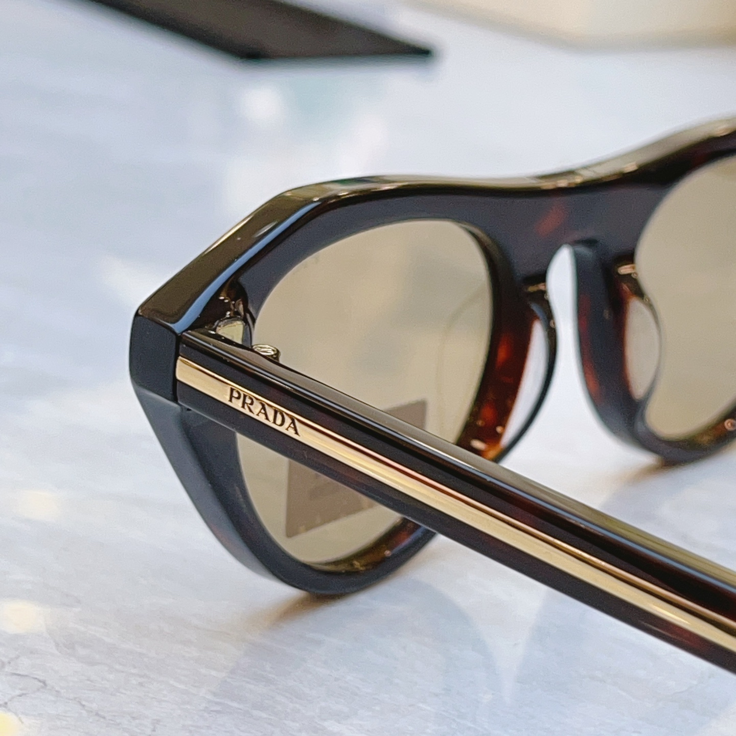 ，【PRAD*】普拉*达新款太阳镜，MODEL：SPR B15，SIZE：51口21-145