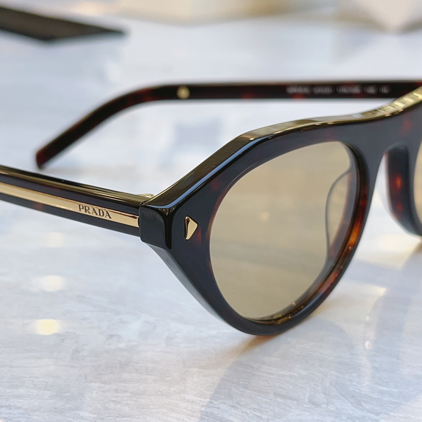 ，【PRAD*】普拉*达新款太阳镜，MODEL：SPR B15，SIZE：51口21-145