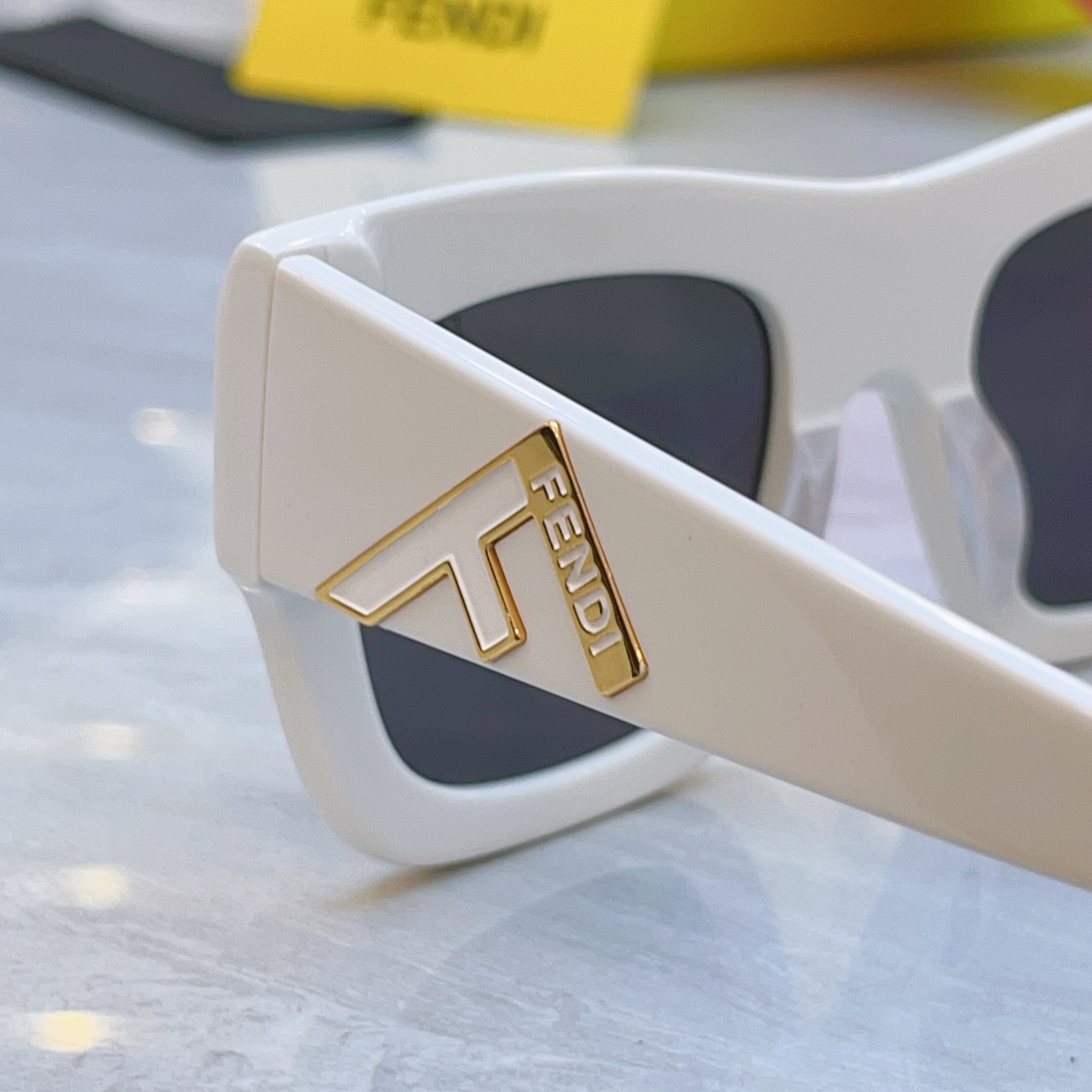 ，【FEN*】芬*迪新款太阳镜🕶️，MODEL：FE4080，SIZE：52口23-142