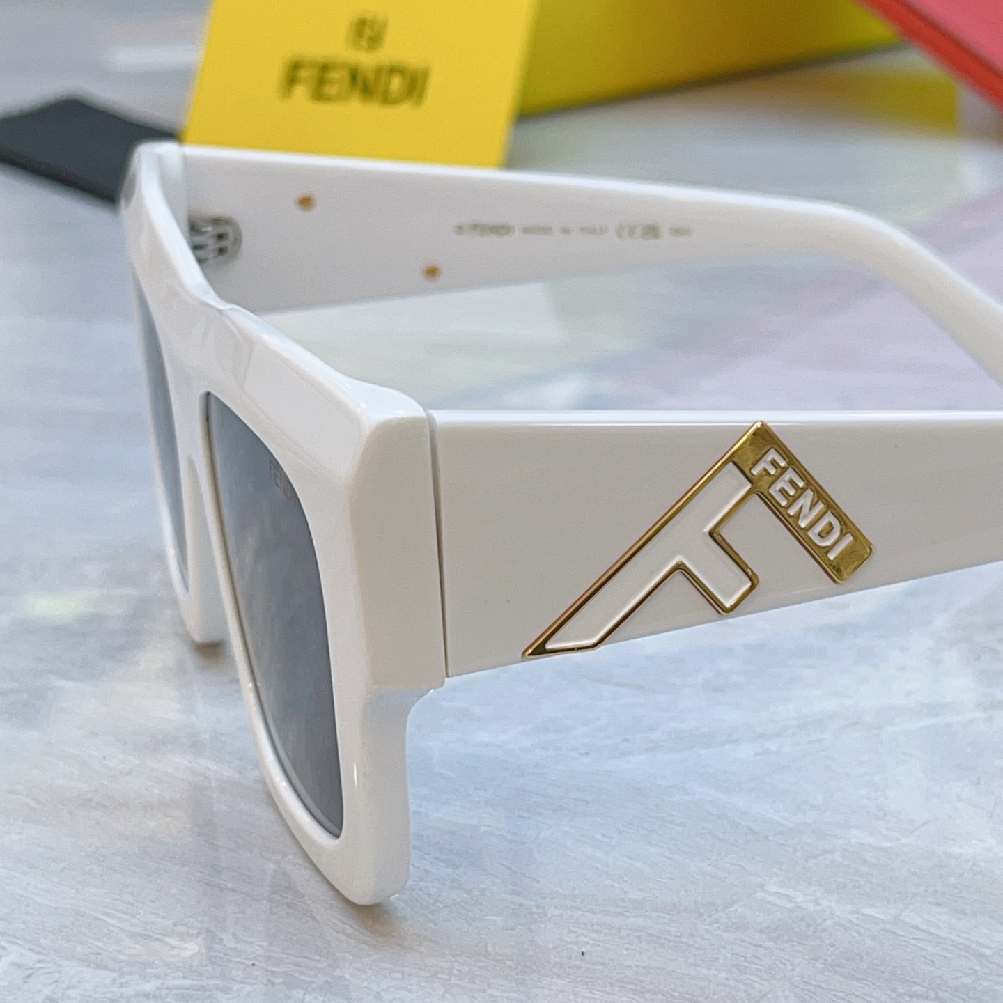 ，【FEN*】芬*迪新款太阳镜🕶️，MODEL：FE4080，SIZE：52口23-142