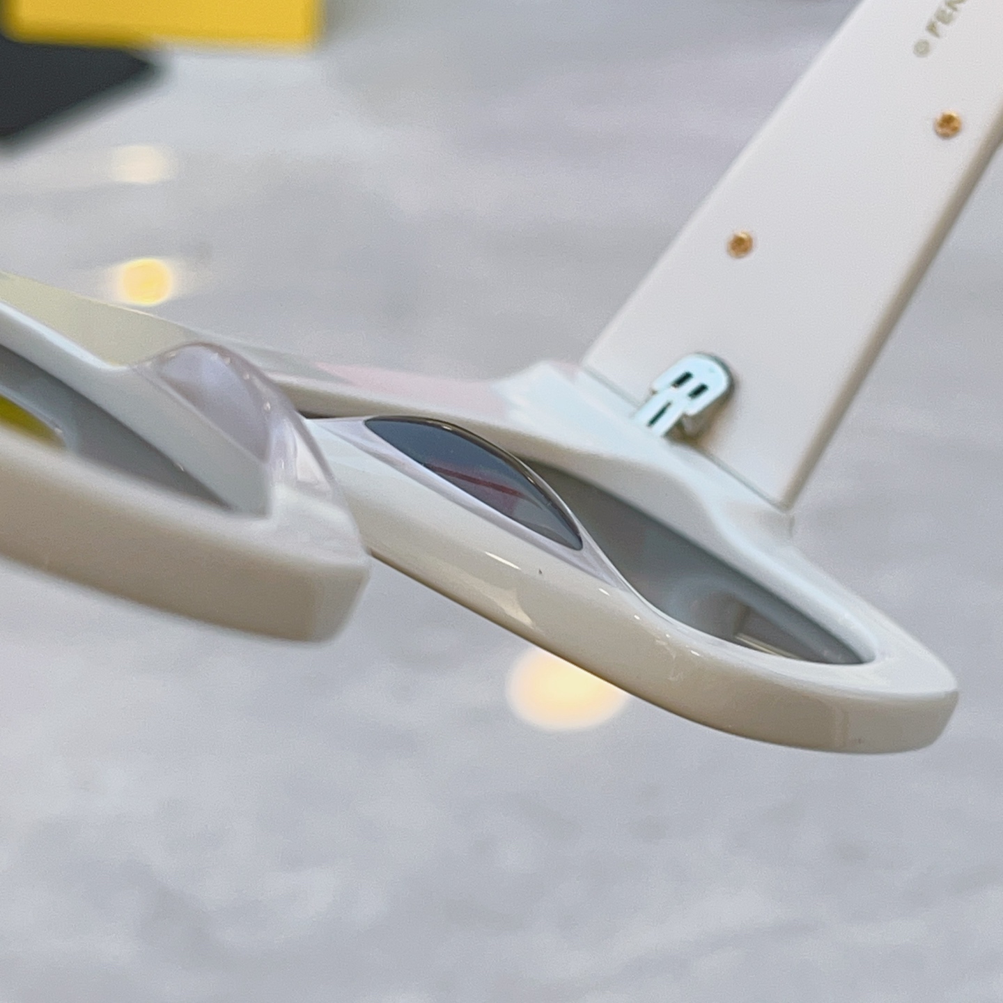 ，【FEN*】芬*迪新款太阳镜🕶️，MODEL：FE4080，SIZE：52口23-142