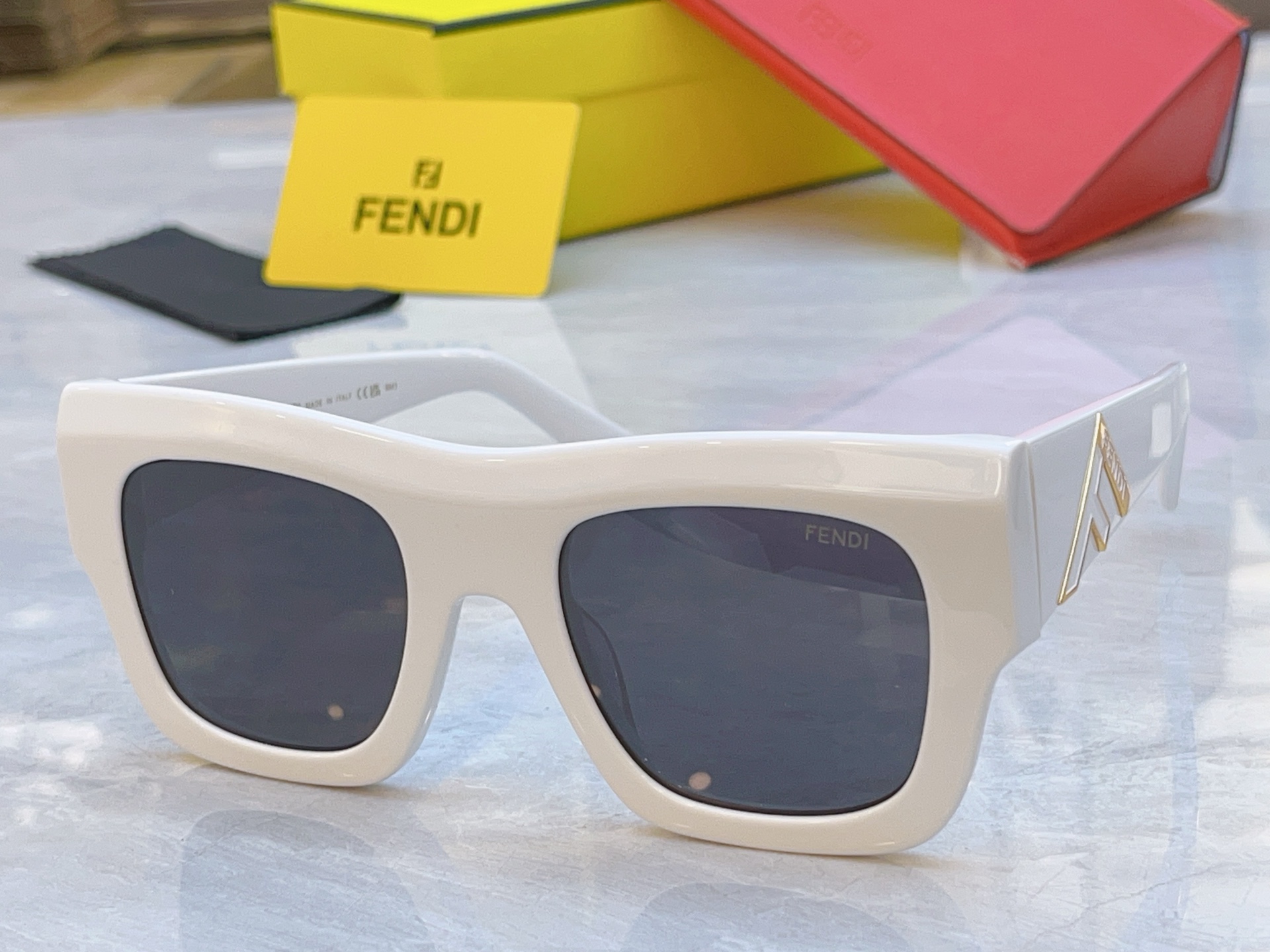 ，【FEN*】芬*迪新款太阳镜🕶️，MODEL：FE4080，SIZE：52口23-142