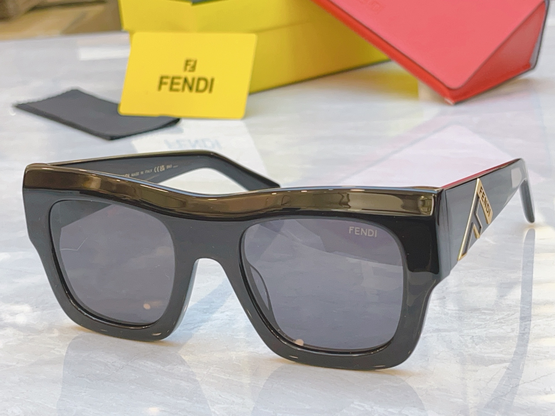 ，【FEN*】芬*迪新款太阳镜🕶️，MODEL：FE4080，SIZE：52口23-142
