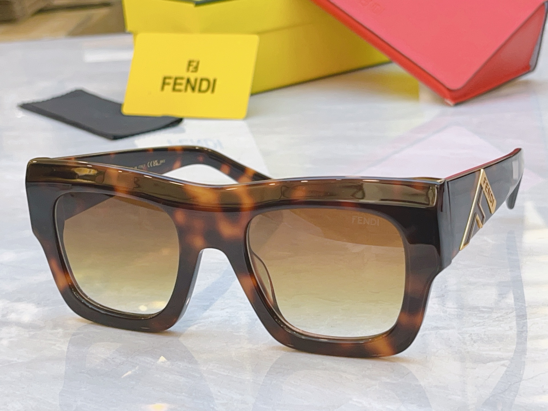 ，【FEN*】芬*迪新款太阳镜🕶️，MODEL：FE4080，SIZE：52口23-142