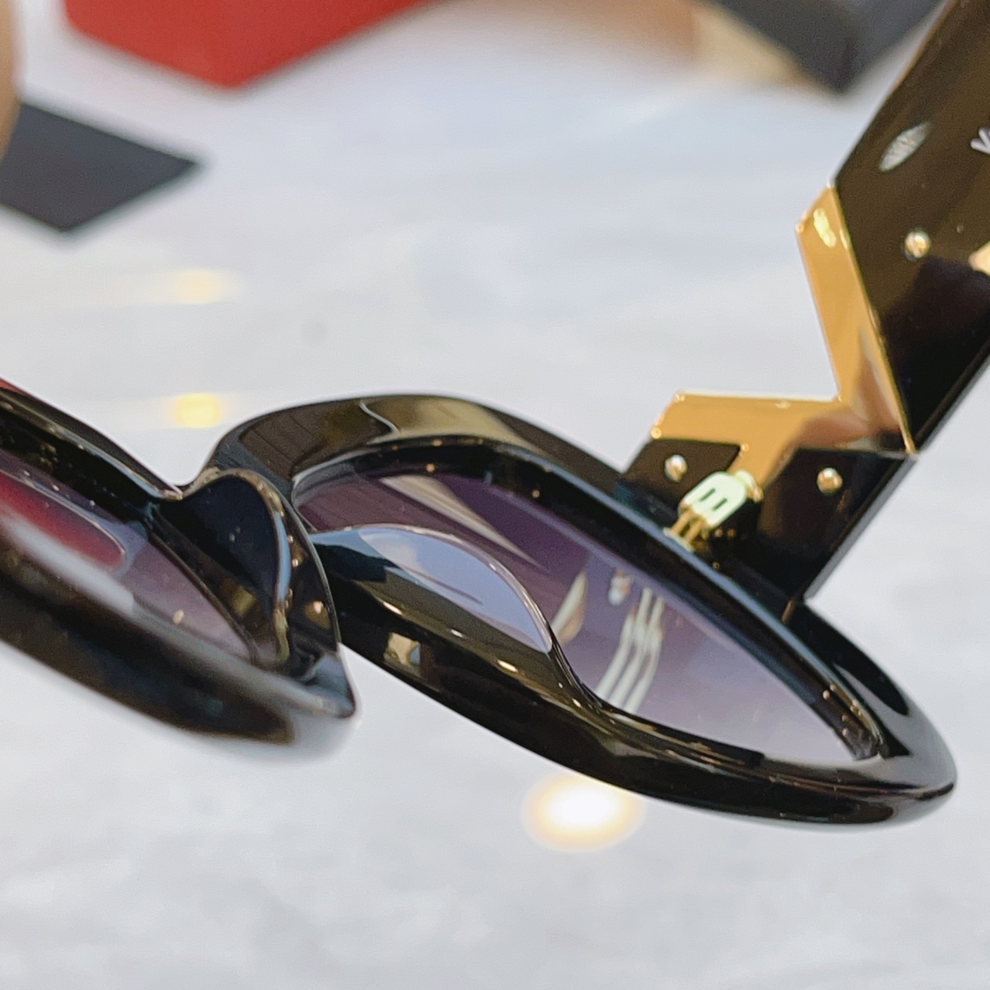 ，【VALENTIN*】华伦*天奴新款太阳镜，MODEL：VLX-138A-53，SIZE：59口14-