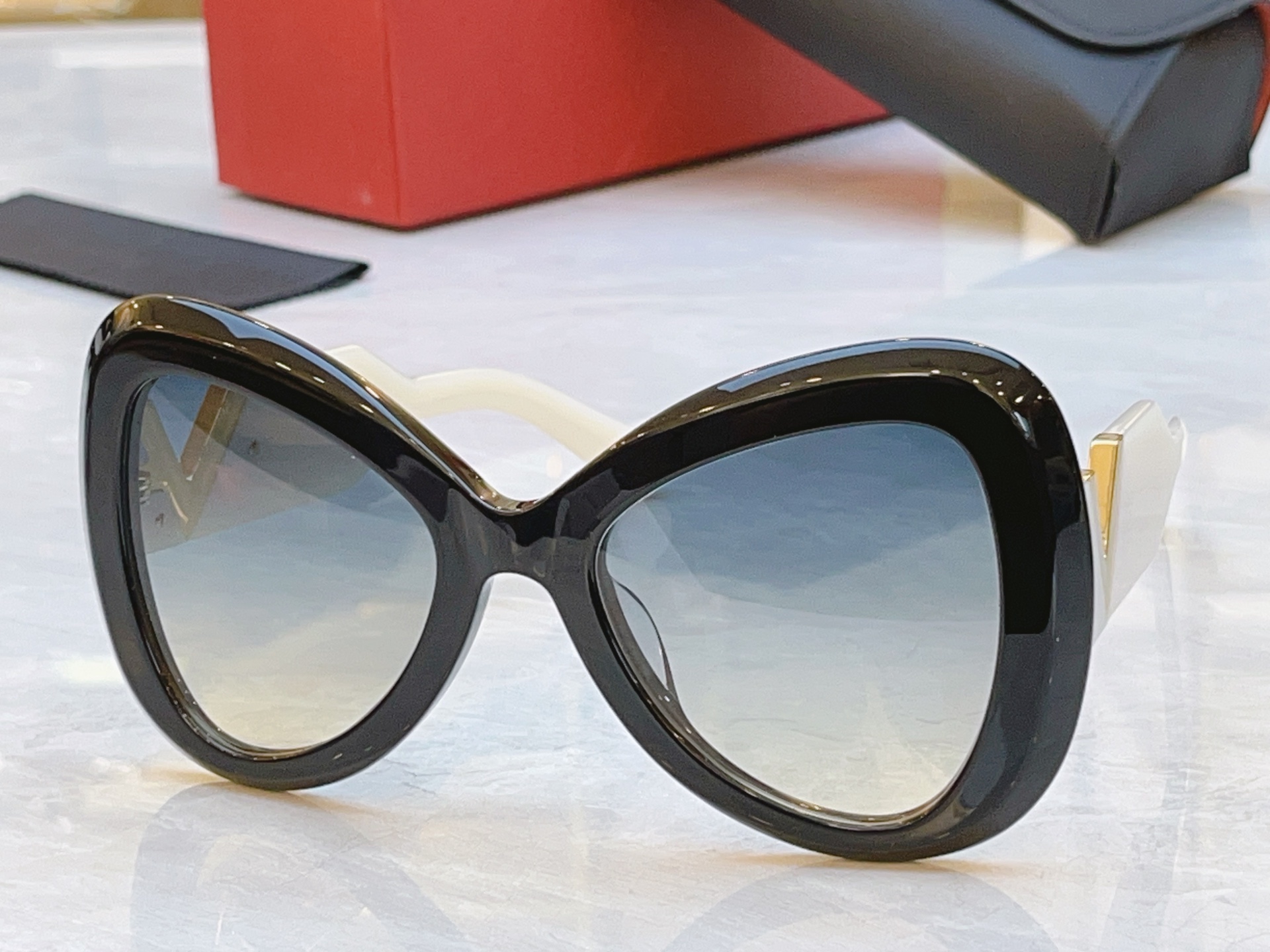 ，【VALENTIN*】华伦*天奴新款太阳镜，MODEL：VLX-138A-53，SIZE：59口14-