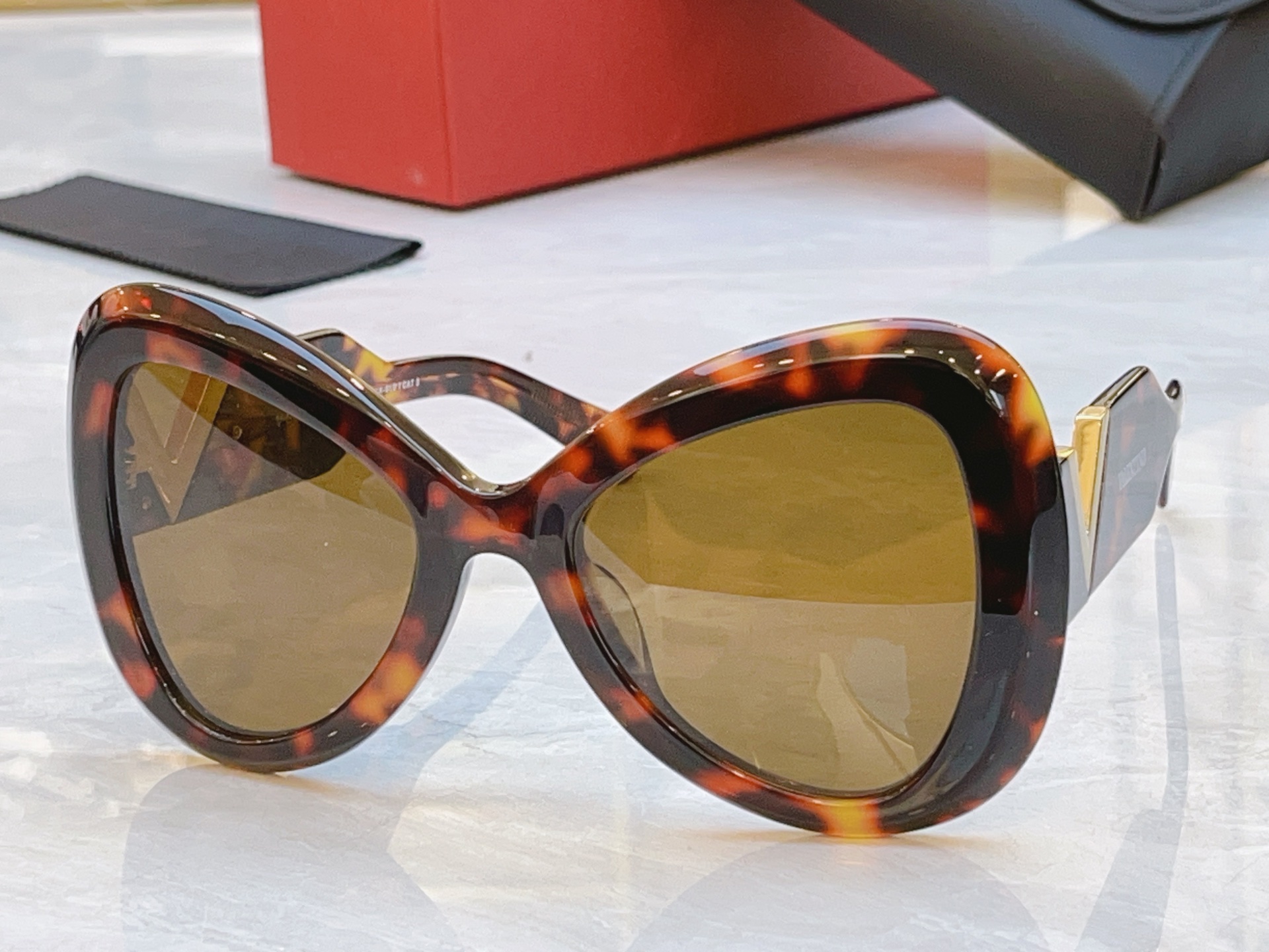 ，【VALENTIN*】华伦*天奴新款太阳镜，MODEL：VLX-138A-53，SIZE：59口14-