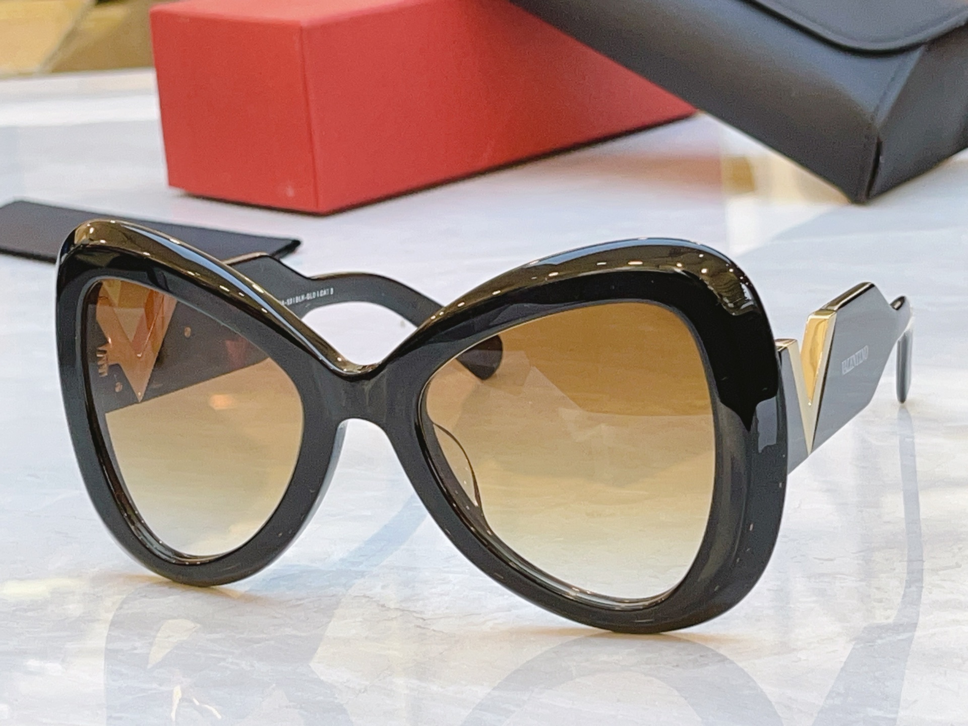 ，【VALENTIN*】华伦*天奴新款太阳镜，MODEL：VLX-138A-53，SIZE：59口14-