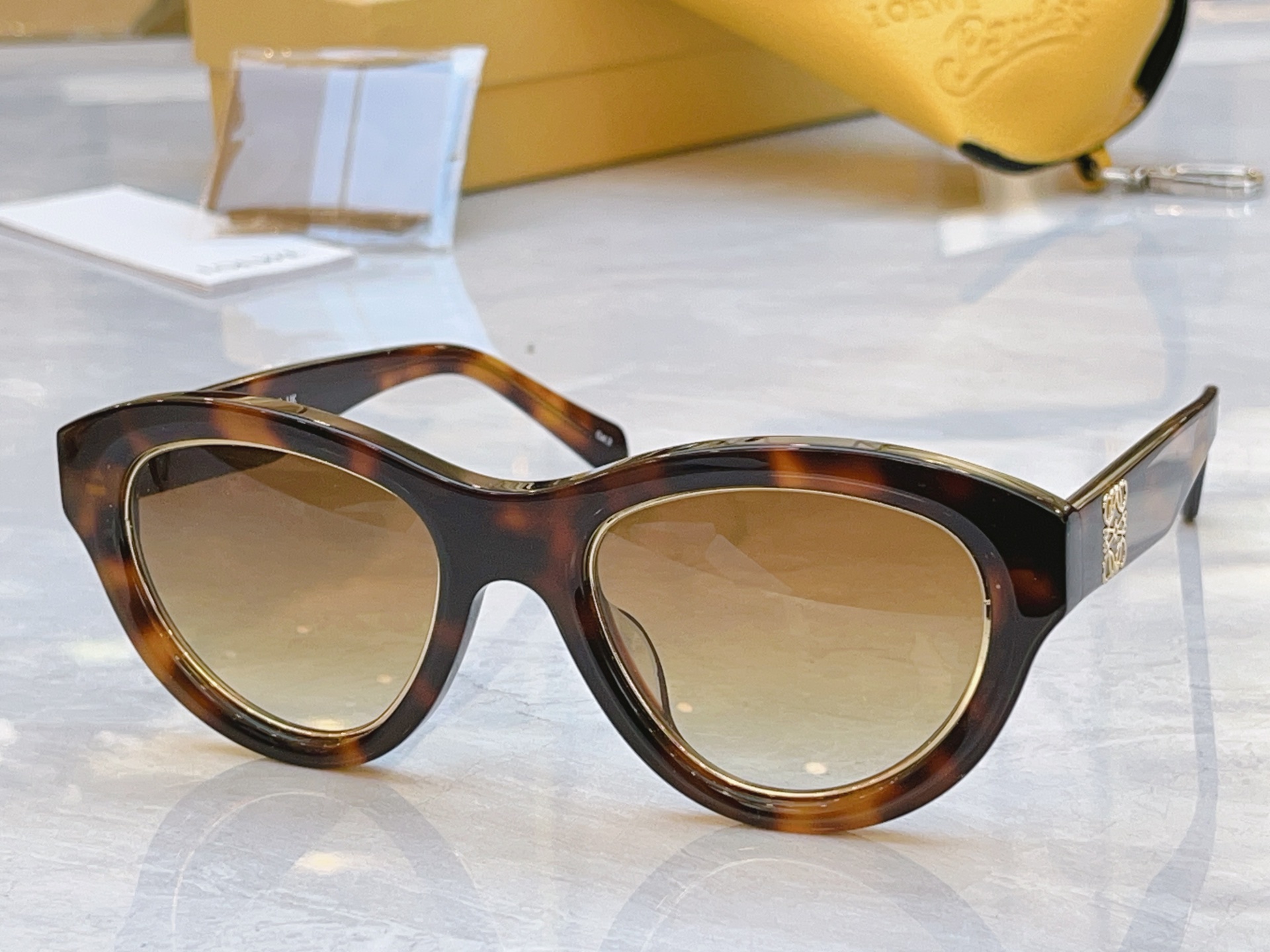 ，【LOEW*】罗意*威新款太阳镜，MODEL：LW40182I，SIZE：53口19-140