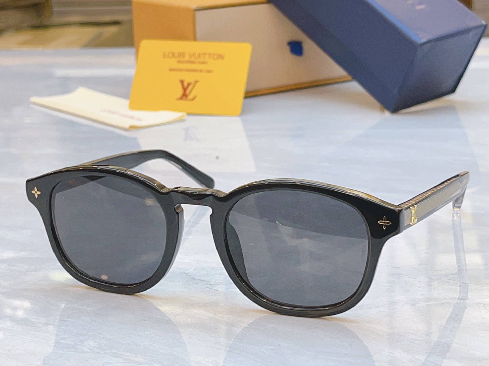 ，【LOUIS VUITTO*】路易*威登新款太阳镜，MODEL：Z2811W，SIZE：53口23-1