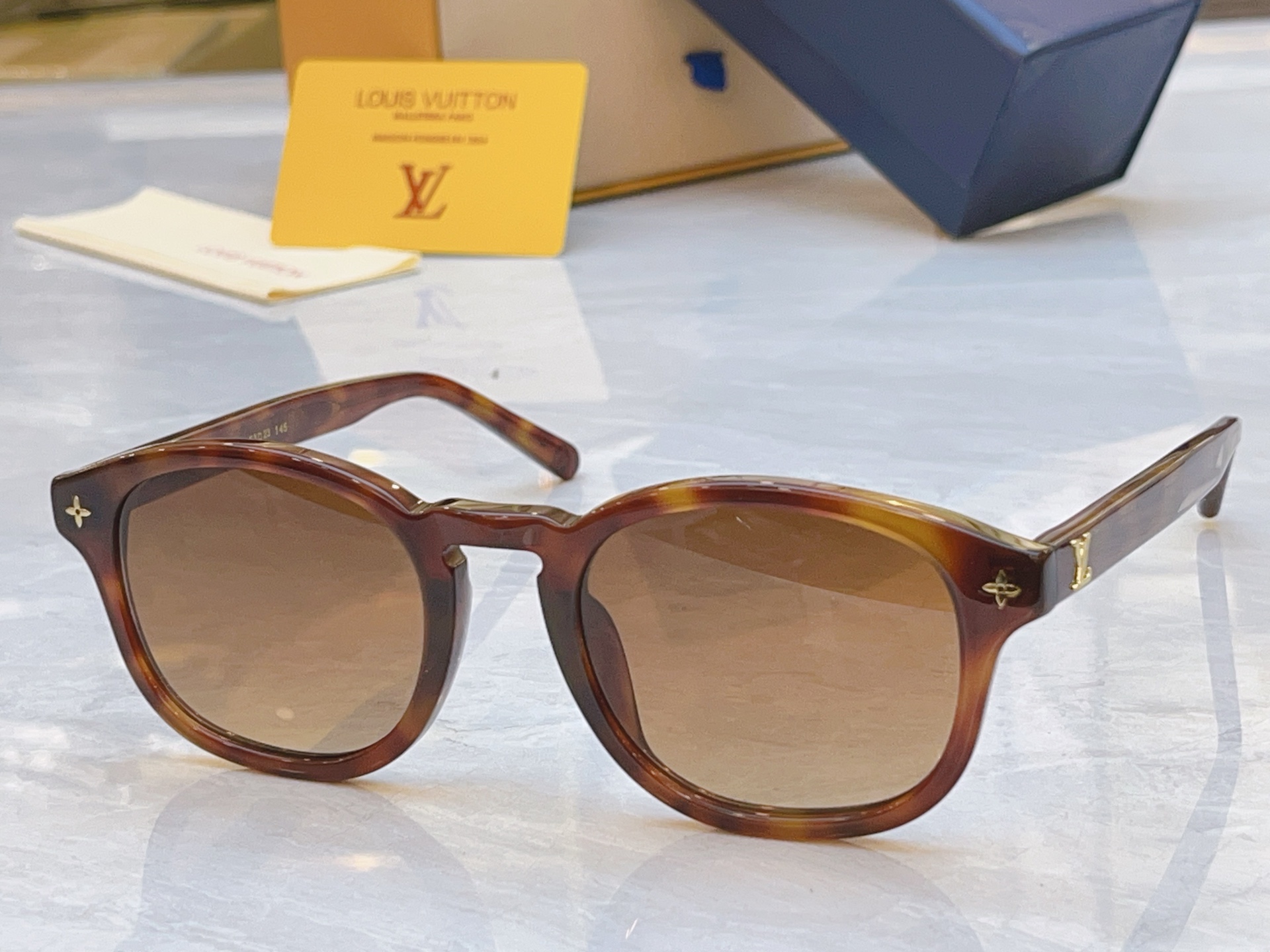 ，【LOUIS VUITTO*】路易*威登新款太阳镜，MODEL：Z2811W，SIZE：53口23-1