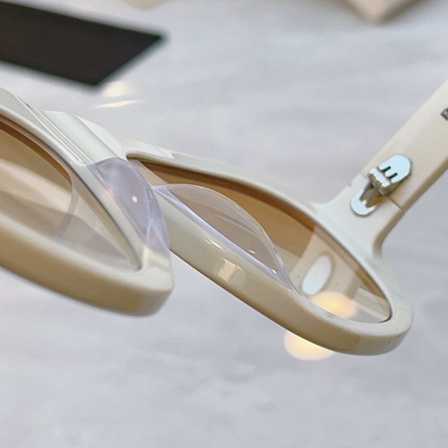 ，【PRAD*】普拉*达新款太阳镜，MODEL：SPR C05，SIZE：57口18-135