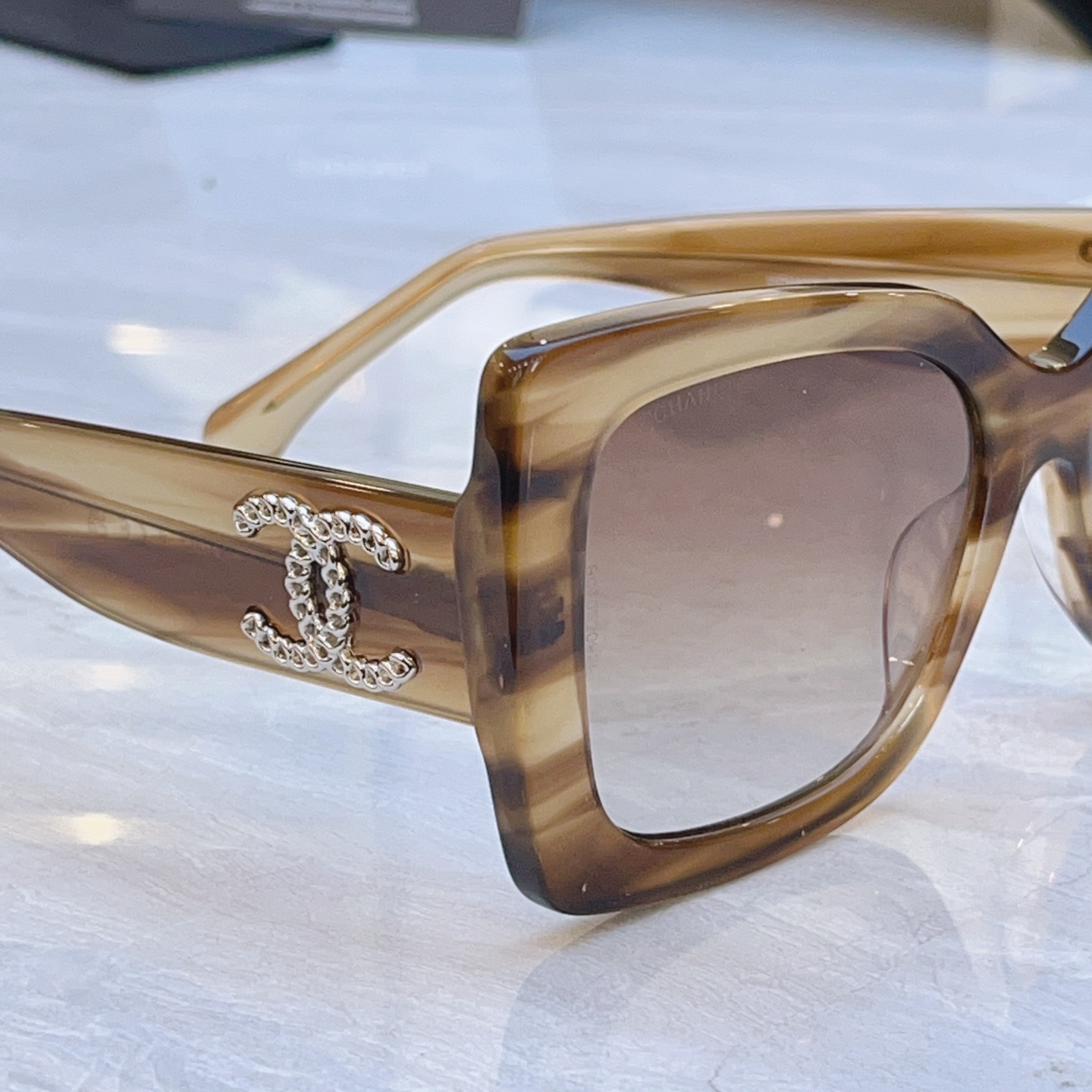 ，【CHANE*】香奈儿新款太阳镜，MODEL：5555-A，SIZE：53口18-140