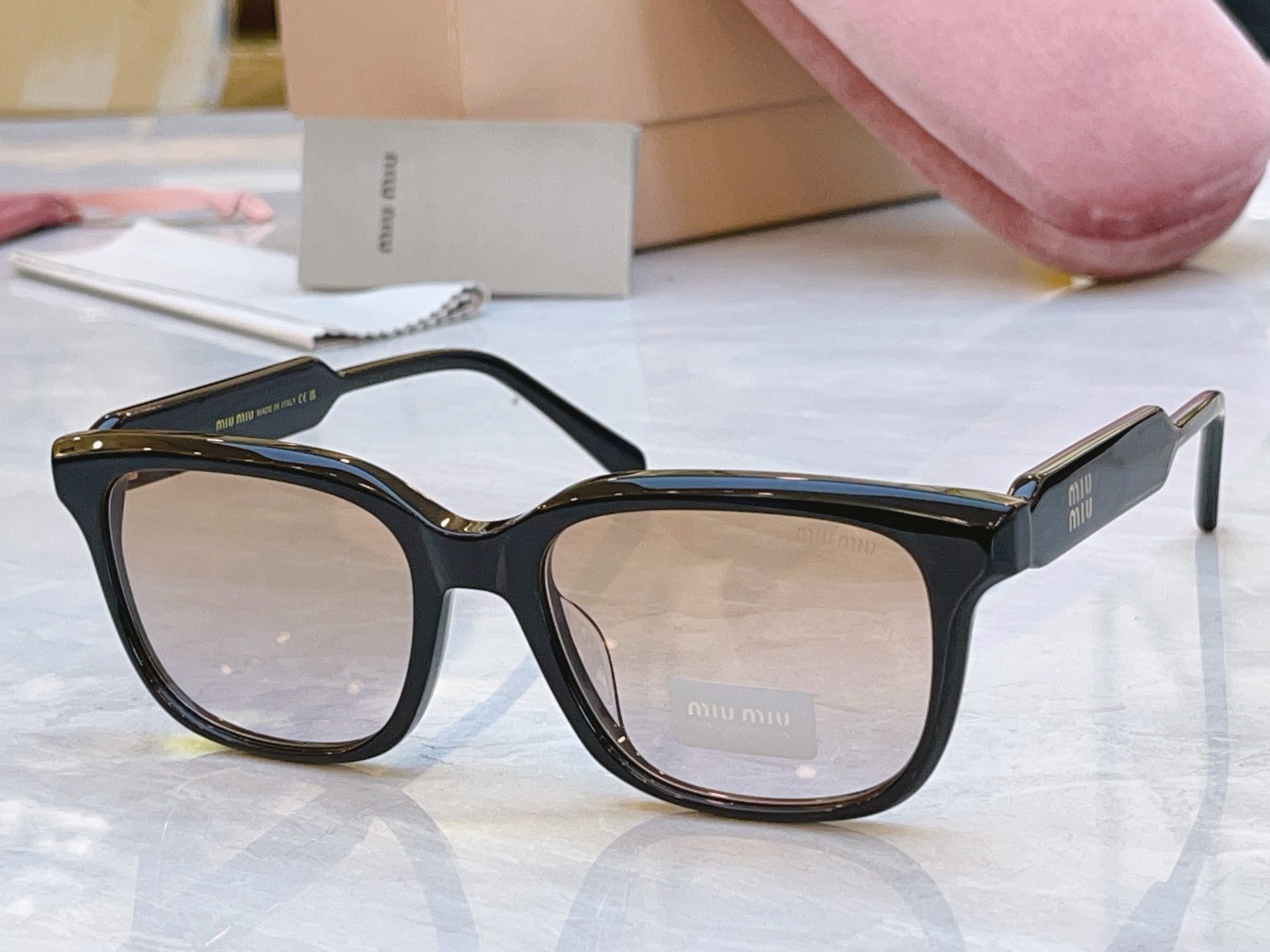 ，【MIUMI*】缪*缪新款太阳镜🕶️，Mod：MU 02ZV，SIZE:51口18-140