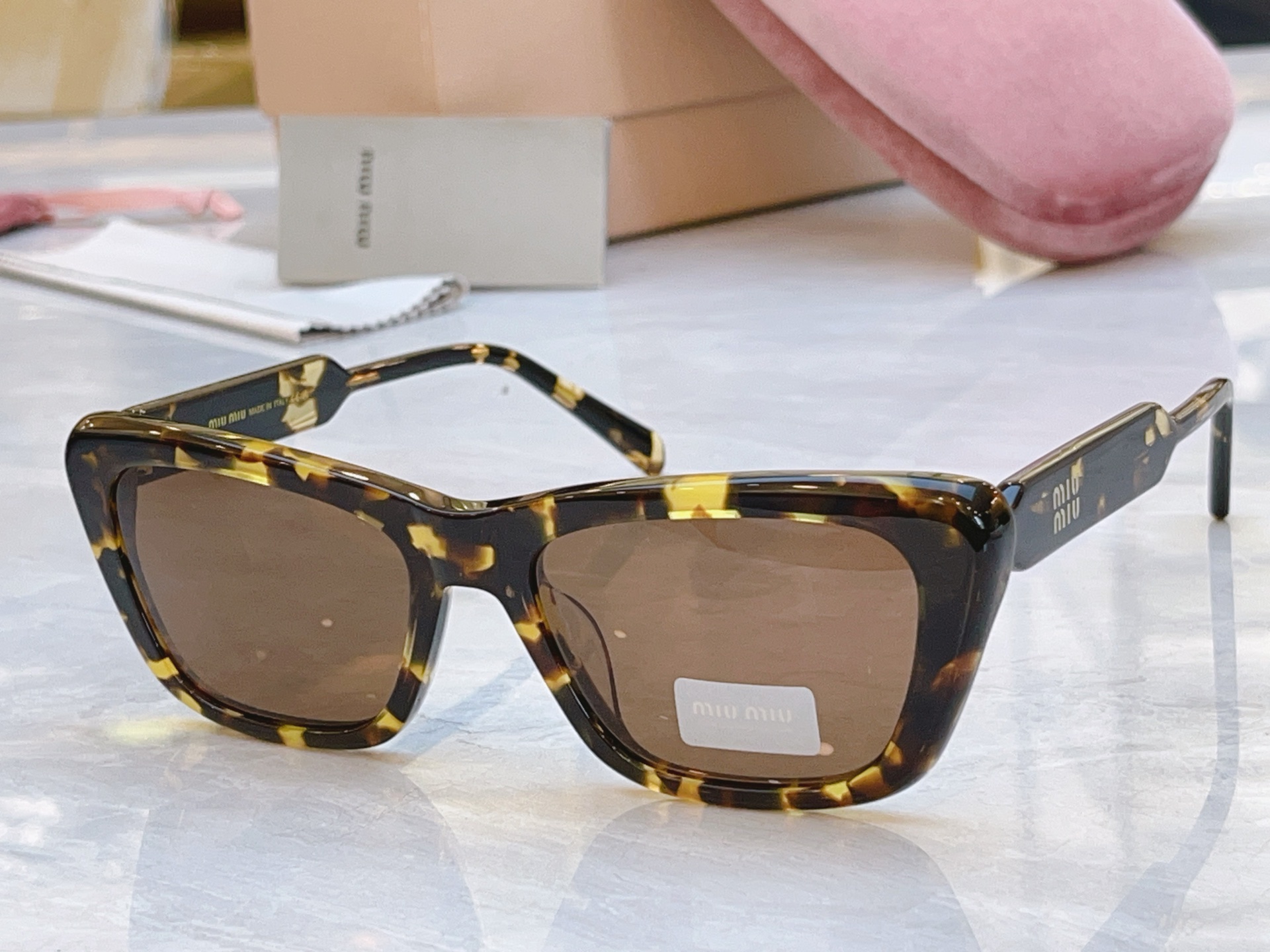 ，【MIUMI*】缪*缪新款太阳镜🕶️，Mod：MU B12SU，SIZE:56口17-140