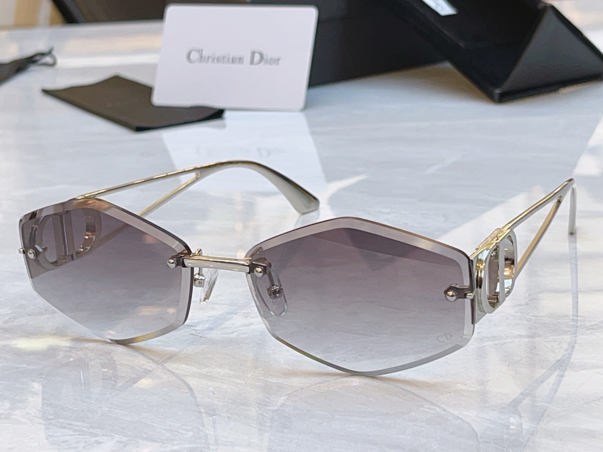 ，【DIO* 】迪*奥新款太阳镜，MODEL：DSGTA64UCR，SIZE：62口17-138