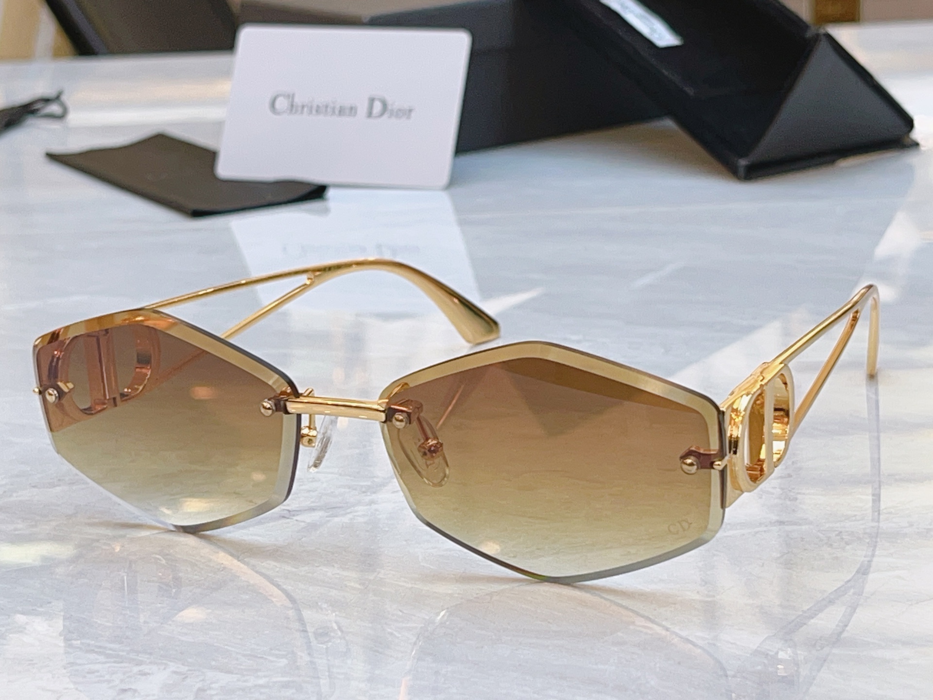 ，【DIO* 】迪*奥新款太阳镜，MODEL：DSGTA64UCR，SIZE：62口17-138