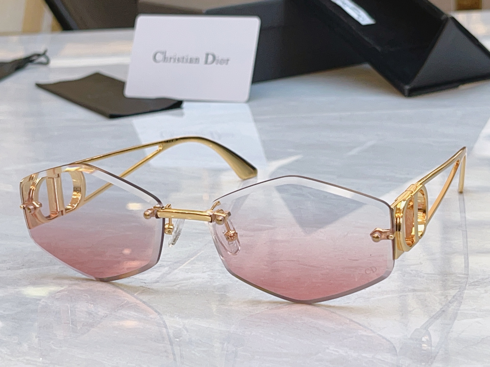 ，【DIO* 】迪*奥新款太阳镜，MODEL：DSGTA64UCR，SIZE：62口17-138