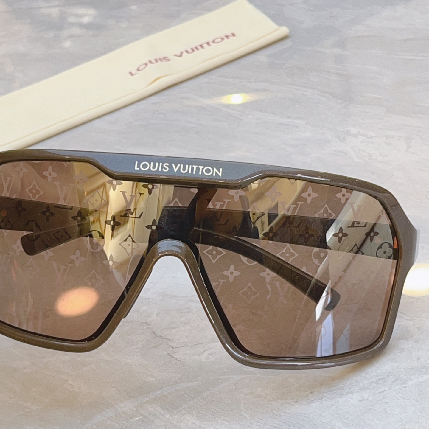 ，【LOUIS VUITTO*】路易*威登新款太阳镜，MODEL：Z3102U，SIZE：135口00-