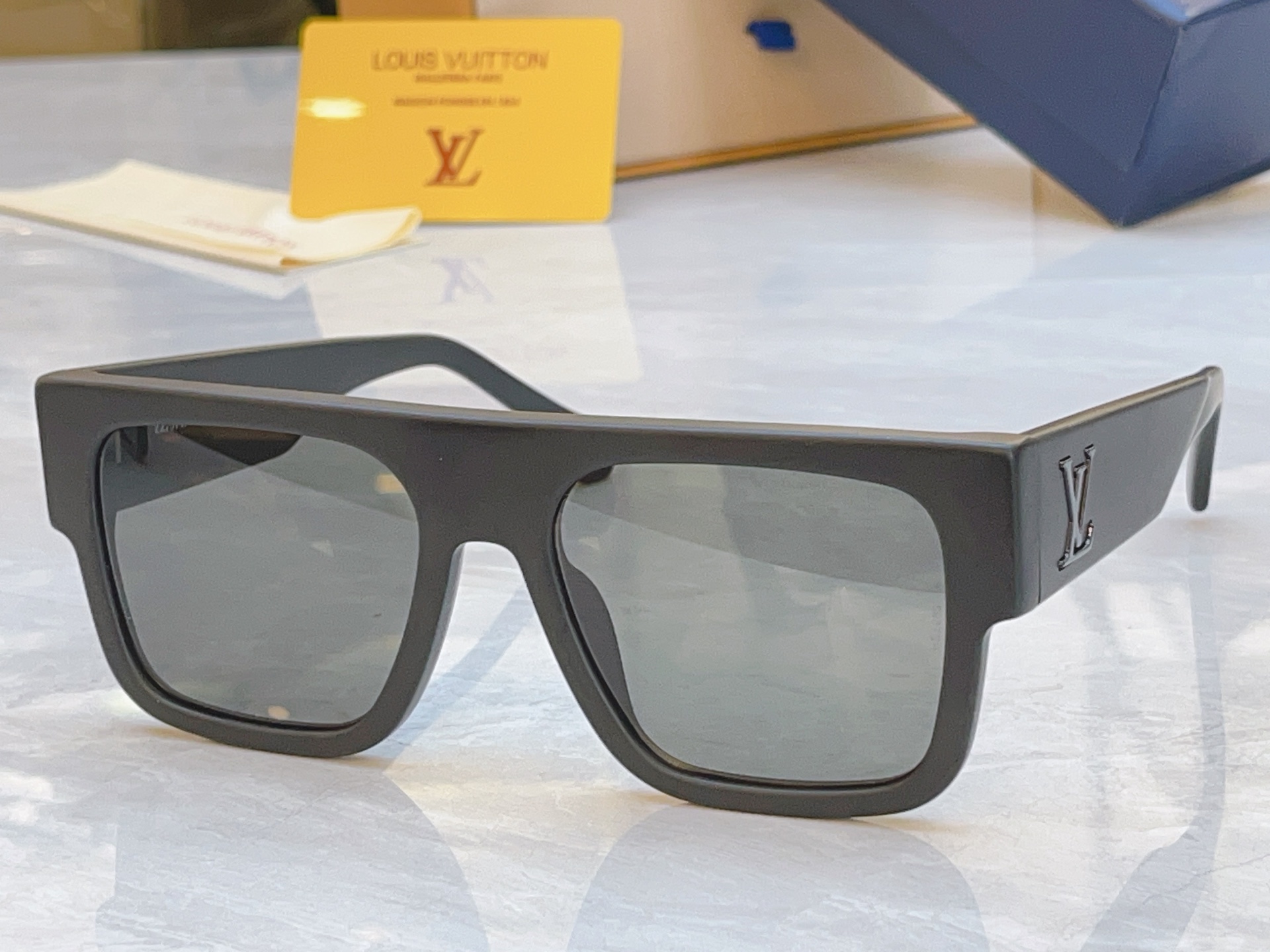 ，【LOUIS VUITTO*】路易*威登新款太阳镜，MODEL：Z2125W，SIZE：55口19-1