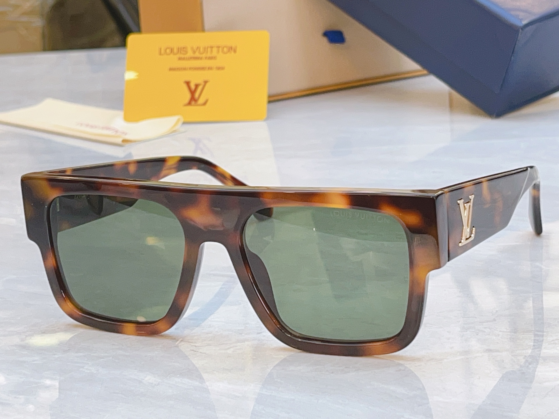 ，【LOUIS VUITTO*】路易*威登新款太阳镜，MODEL：Z2125W，SIZE：55口19-1