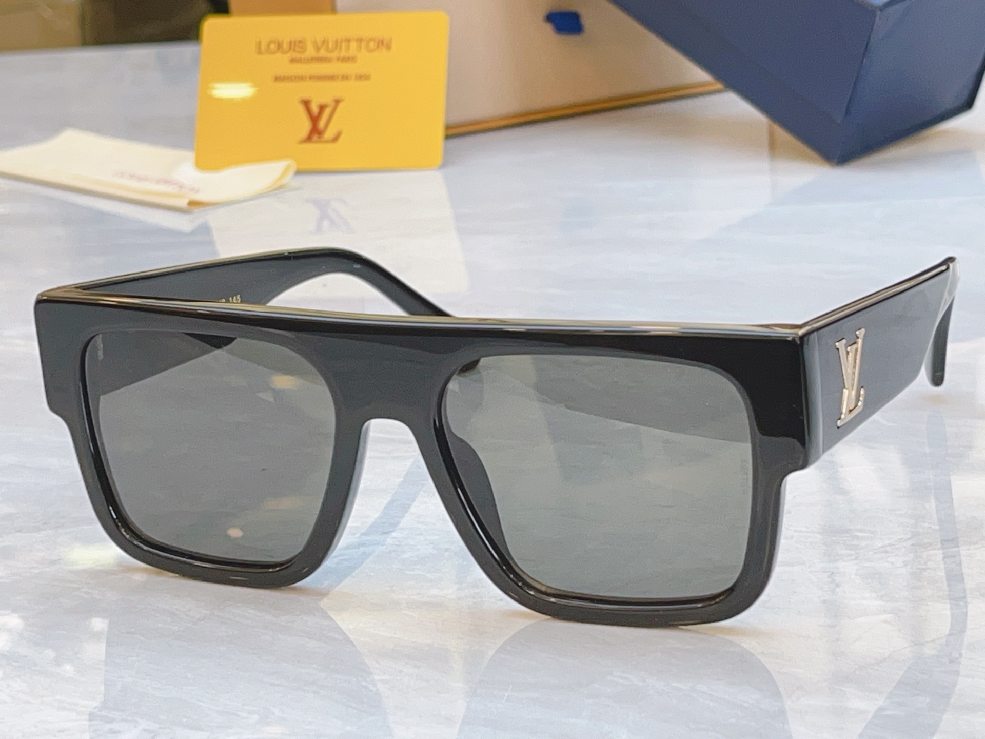 ，【LOUIS VUITTO*】路易*威登新款太阳镜，MODEL：Z2125W，SIZE：55口19-1