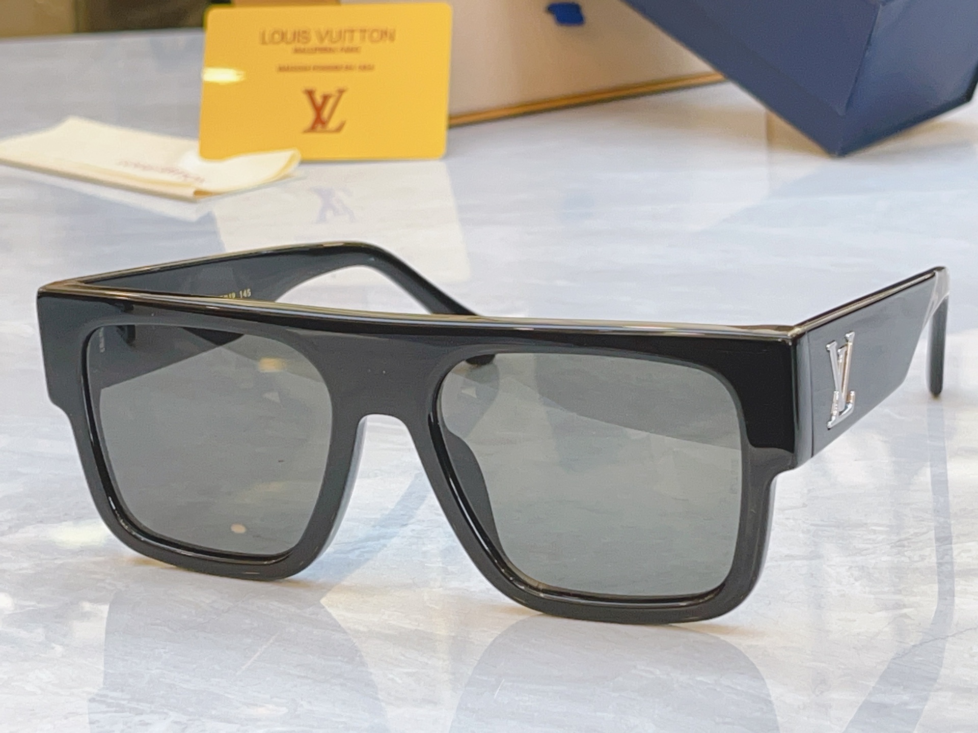 ，【LOUIS VUITTO*】路易*威登新款太阳镜，MODEL：Z2125W，SIZE：55口19-1