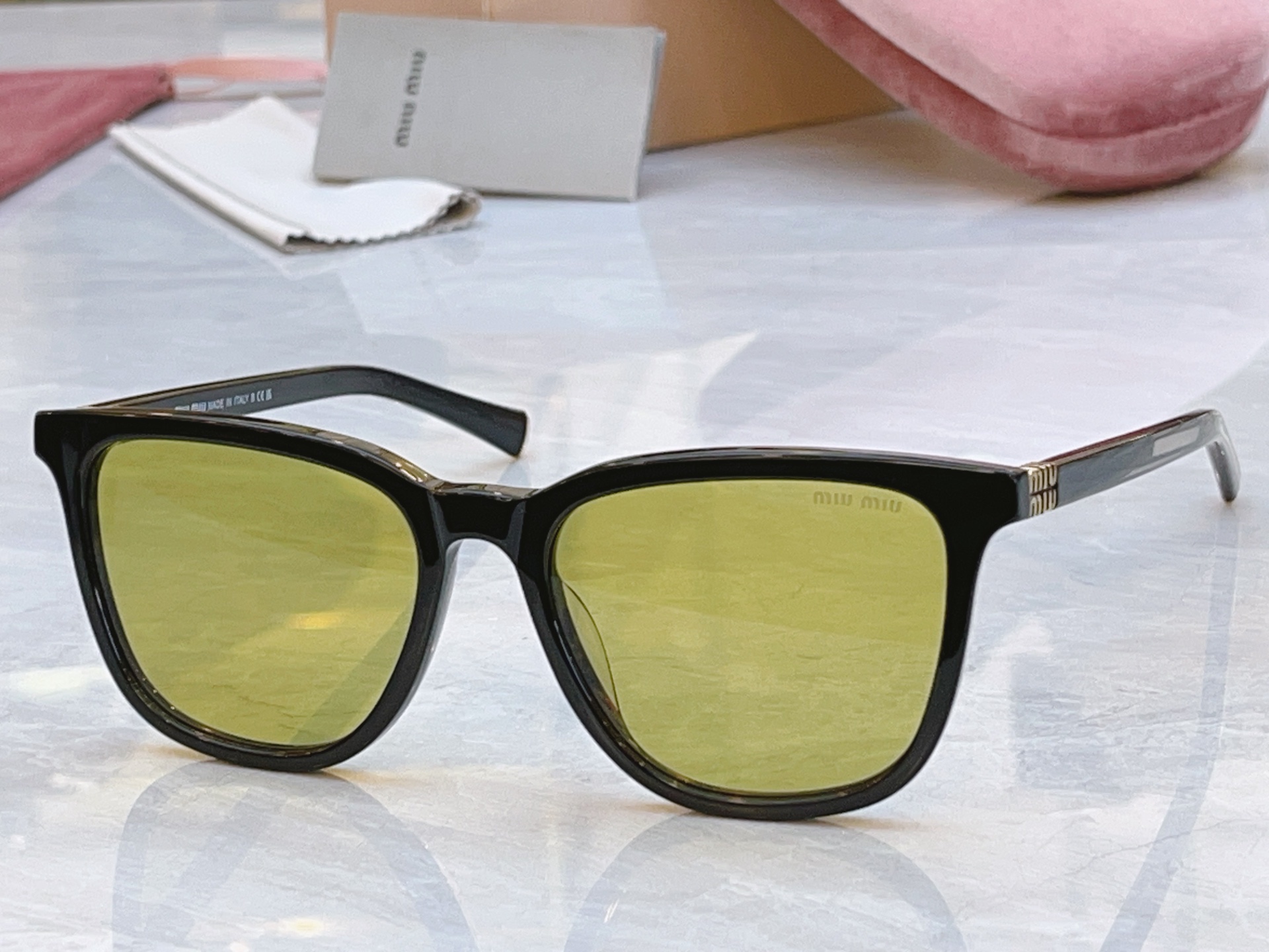 ，【MIUMI*】缪*缪新款太阳镜，Mod: SMU B03，SIZE:53口16-140