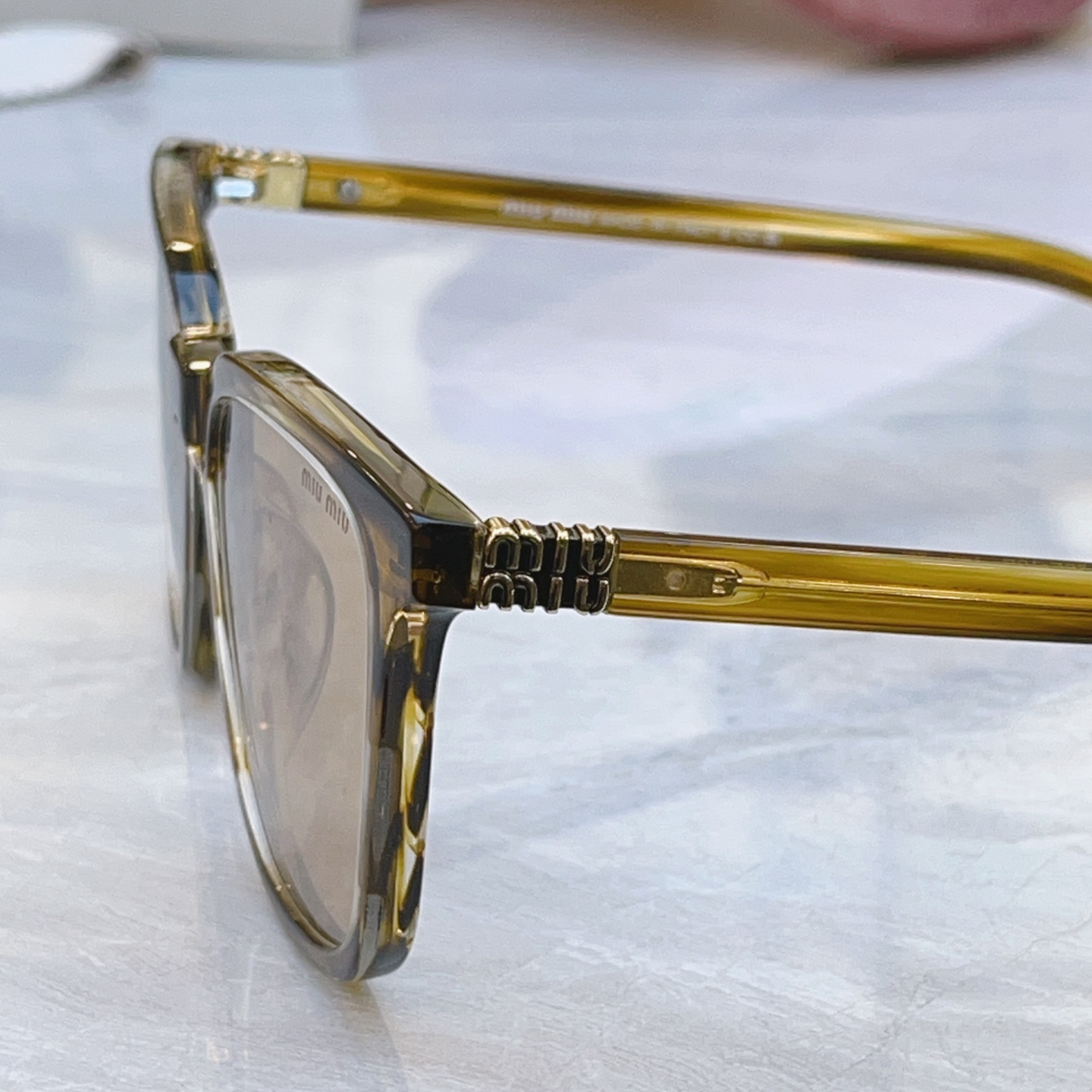 ，【MIUMI*】缪*缪新款太阳镜，Mod: SMU B03，SIZE:53口16-140