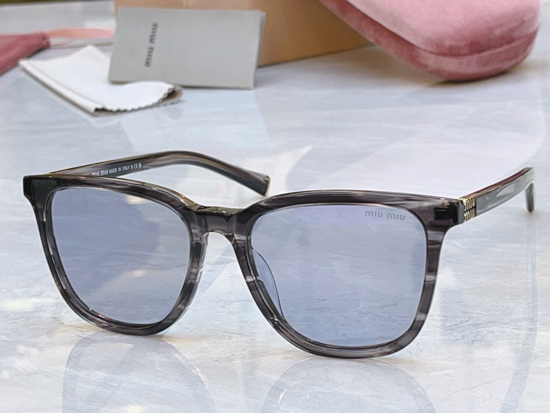 ，【MIUMI*】缪*缪新款太阳镜，Mod: SMU B03，SIZE:53口16-140