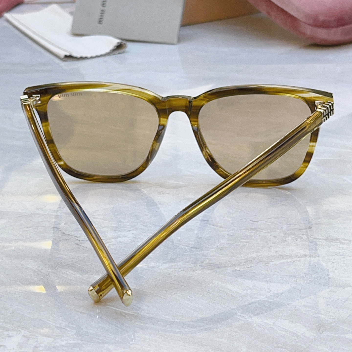 ，【MIUMI*】缪*缪新款太阳镜，Mod: SMU B03，SIZE:53口16-140