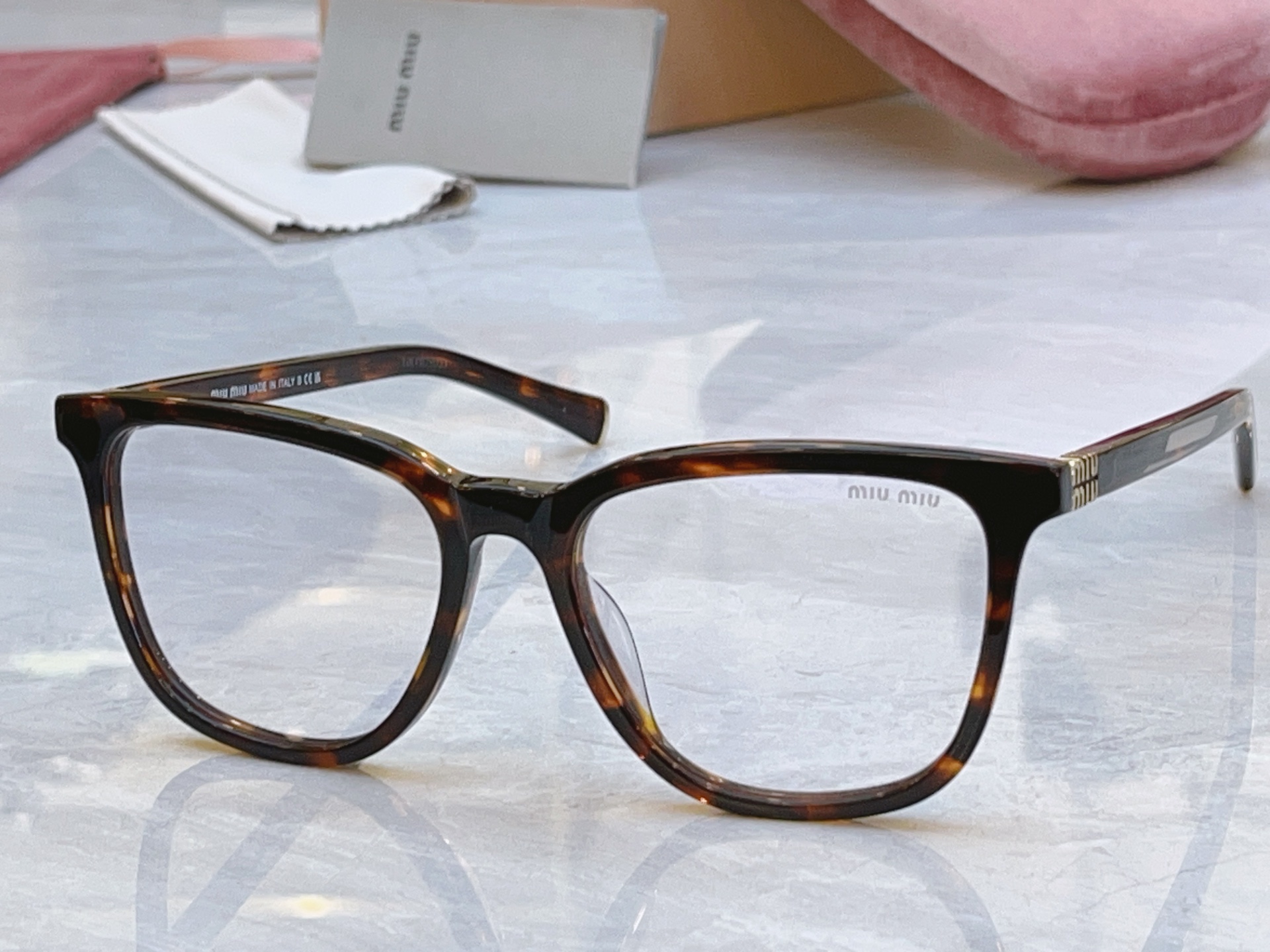 ，【MIUMI*】缪*缪新款太阳镜，Mod: SMU B03，SIZE:53口16-140