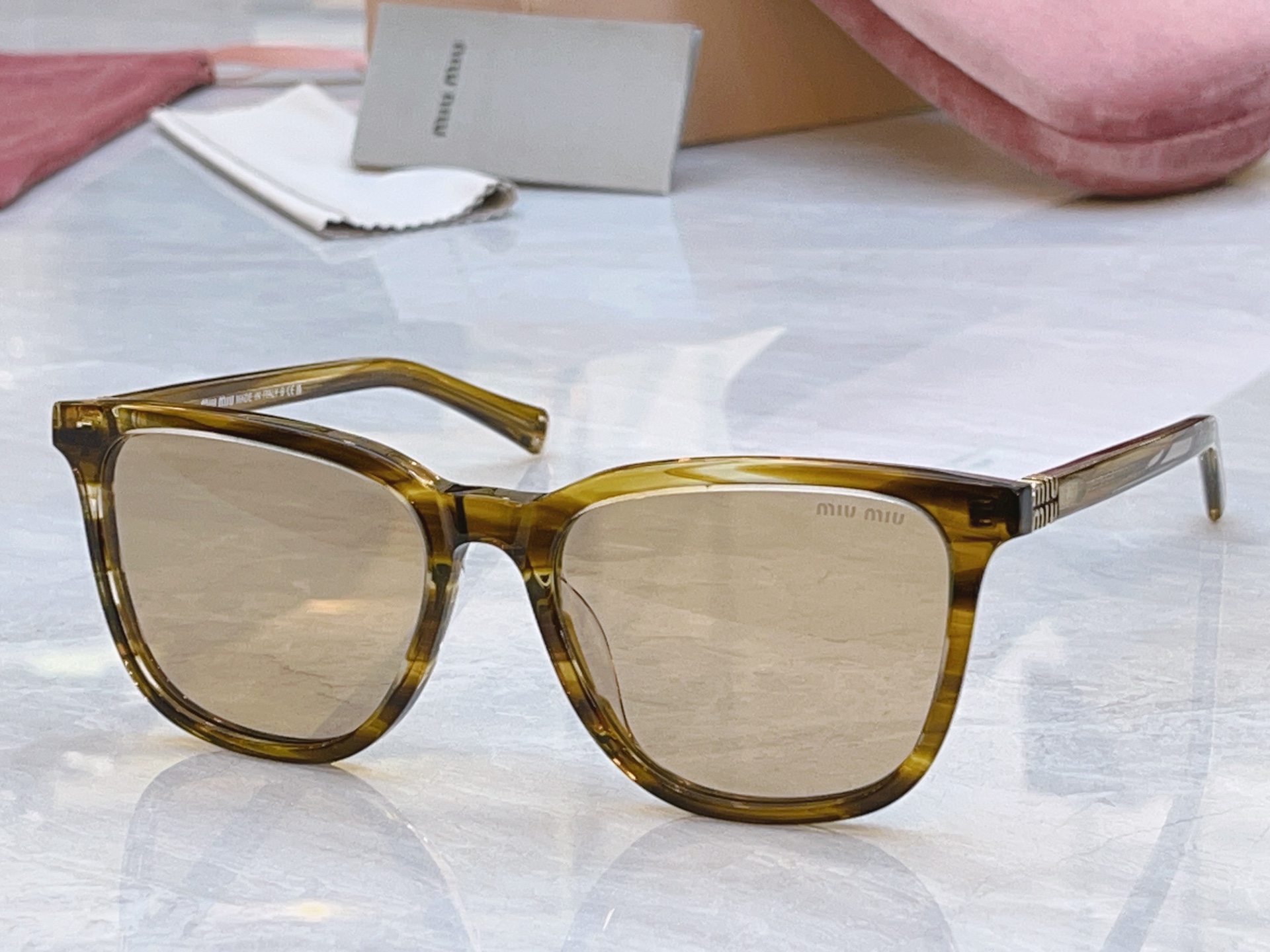 ，【MIUMI*】缪*缪新款太阳镜，Mod: SMU B03，SIZE:53口16-140