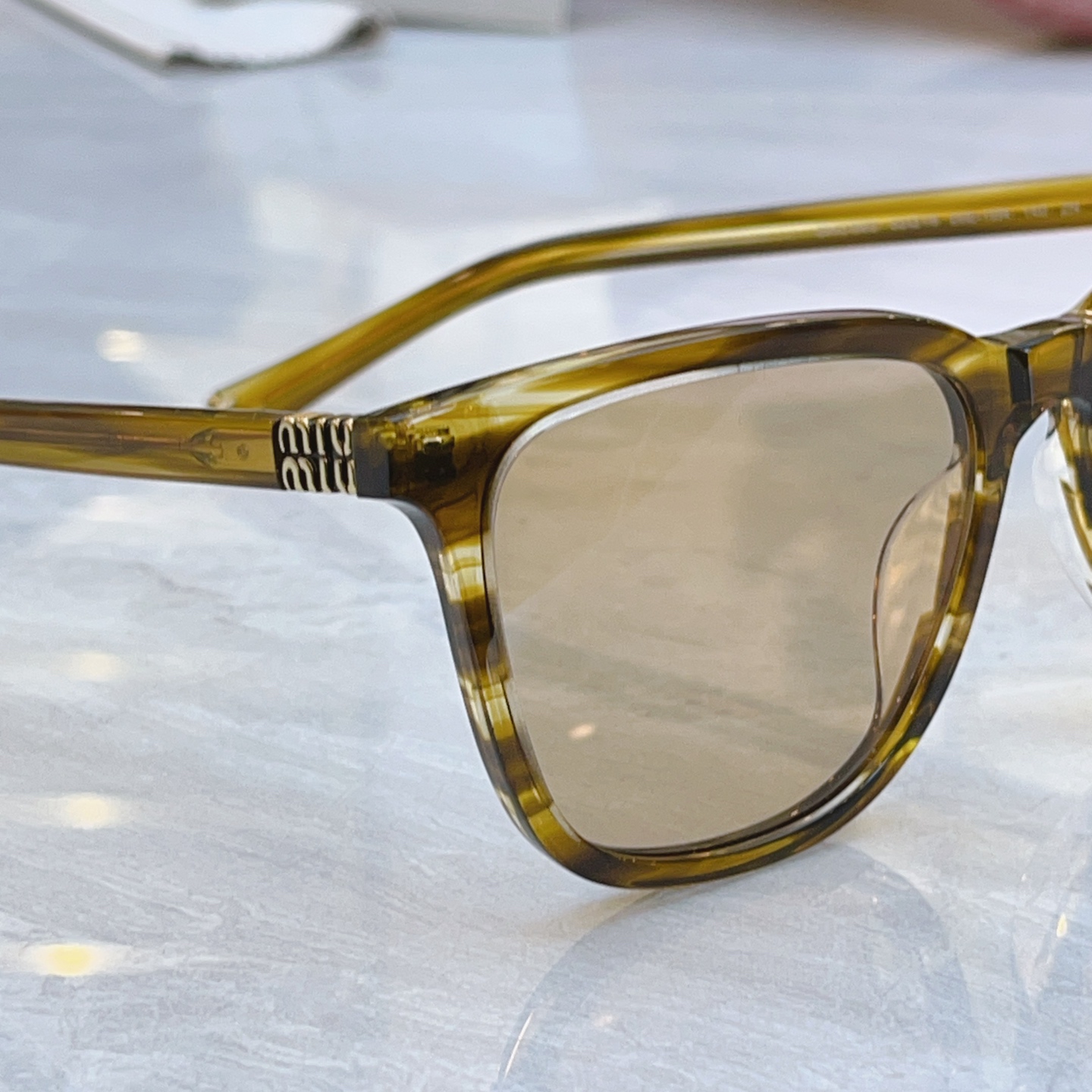 ，【MIUMI*】缪*缪新款太阳镜，Mod: SMU B03，SIZE:53口16-140