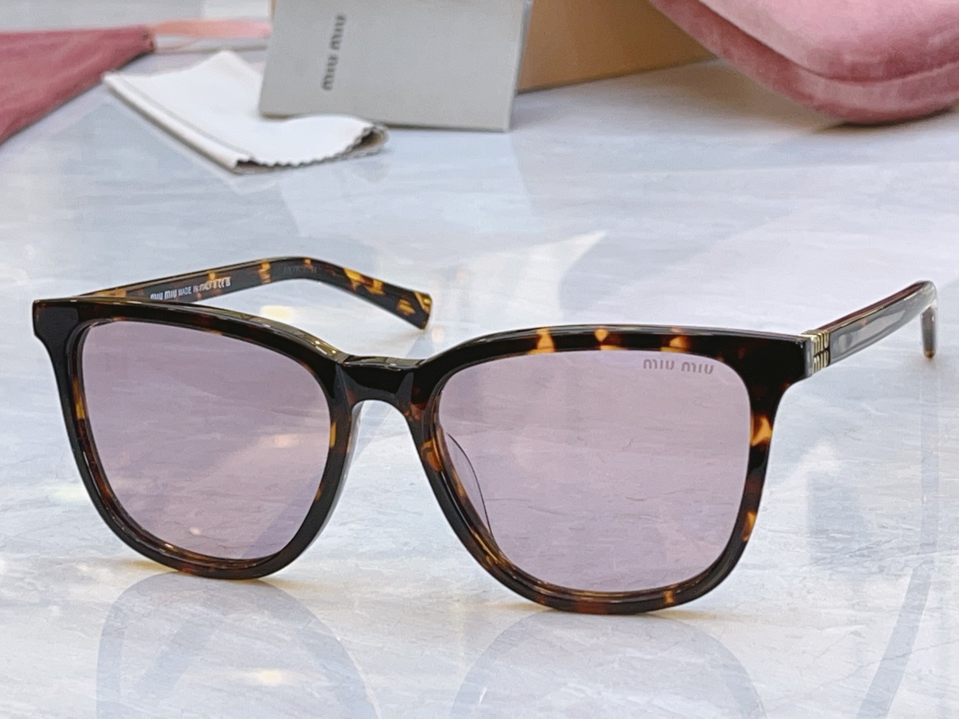 ，【MIUMI*】缪*缪新款太阳镜，Mod: SMU B03，SIZE:53口16-140