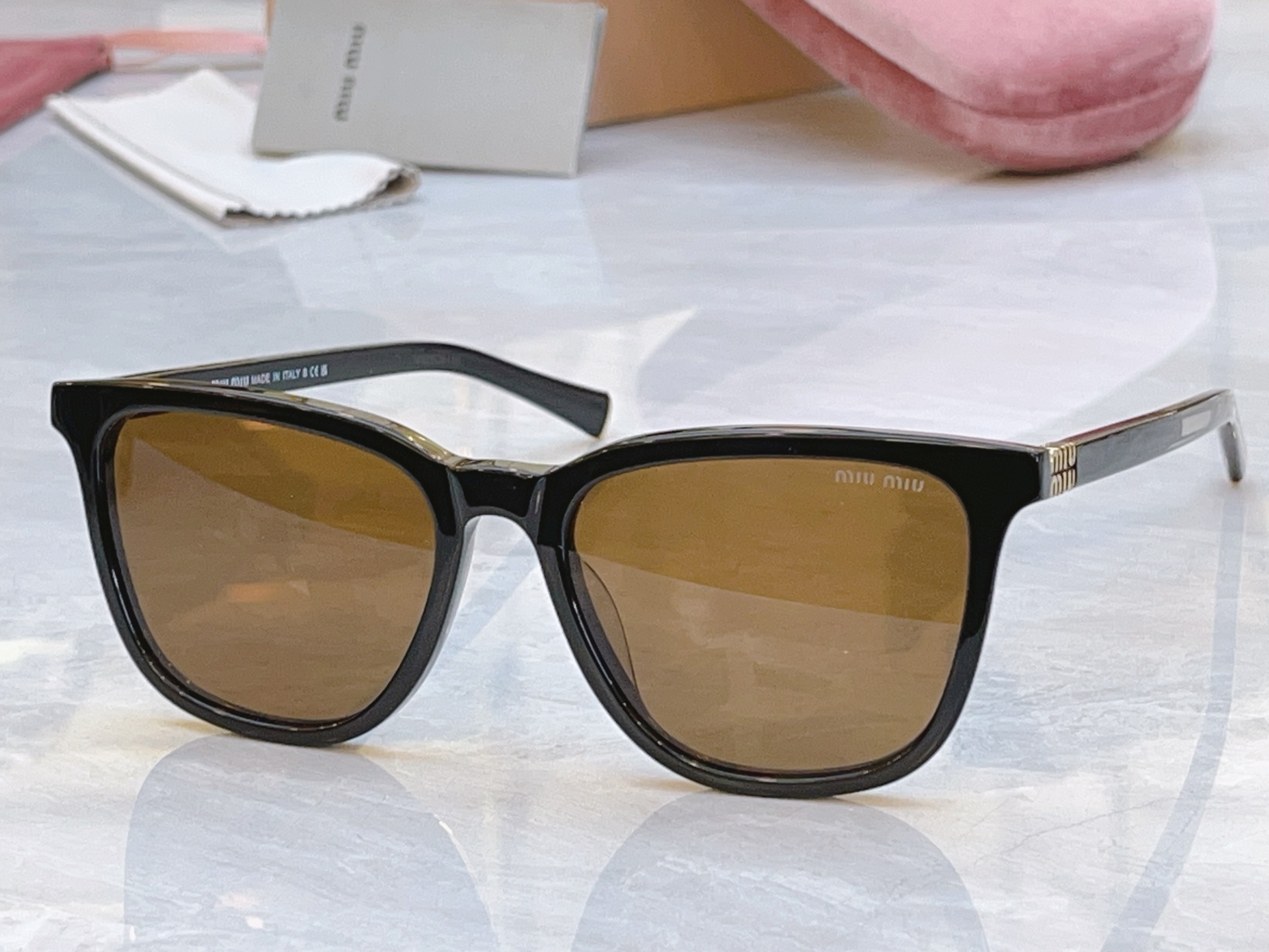 ，【MIUMI*】缪*缪新款太阳镜，Mod: SMU B03，SIZE:53口16-140