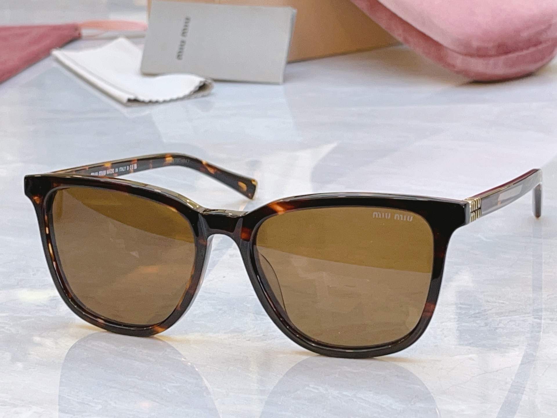 ，【MIUMI*】缪*缪新款太阳镜，Mod: SMU B03，SIZE:53口16-140