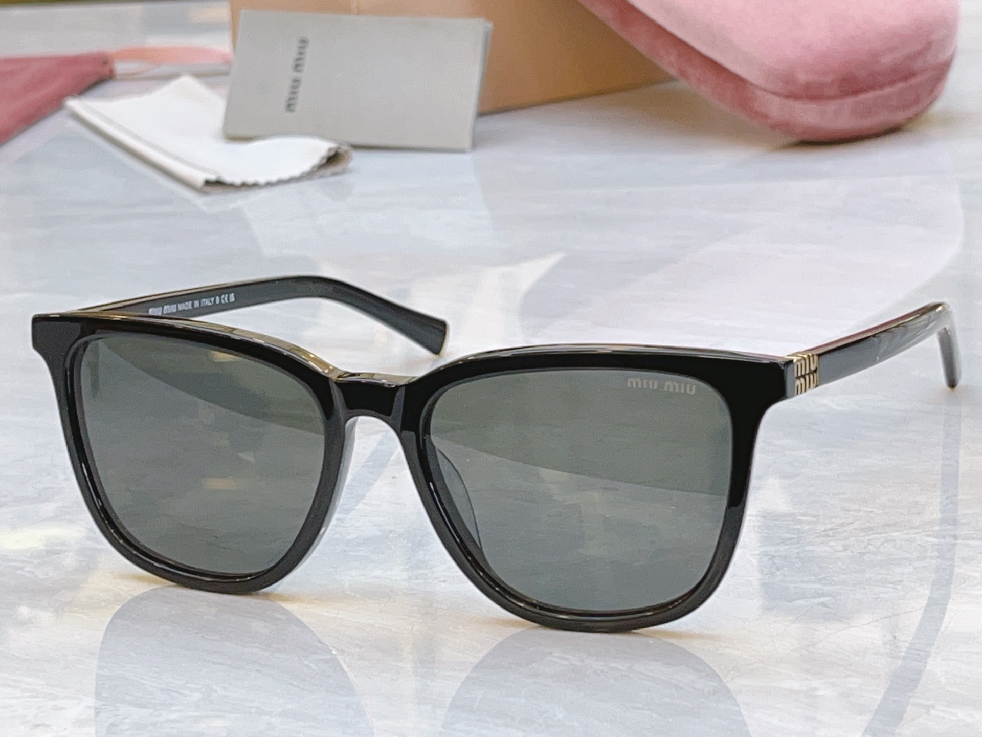 ，【MIUMI*】缪*缪新款太阳镜，Mod: SMU B03，SIZE:53口16-140