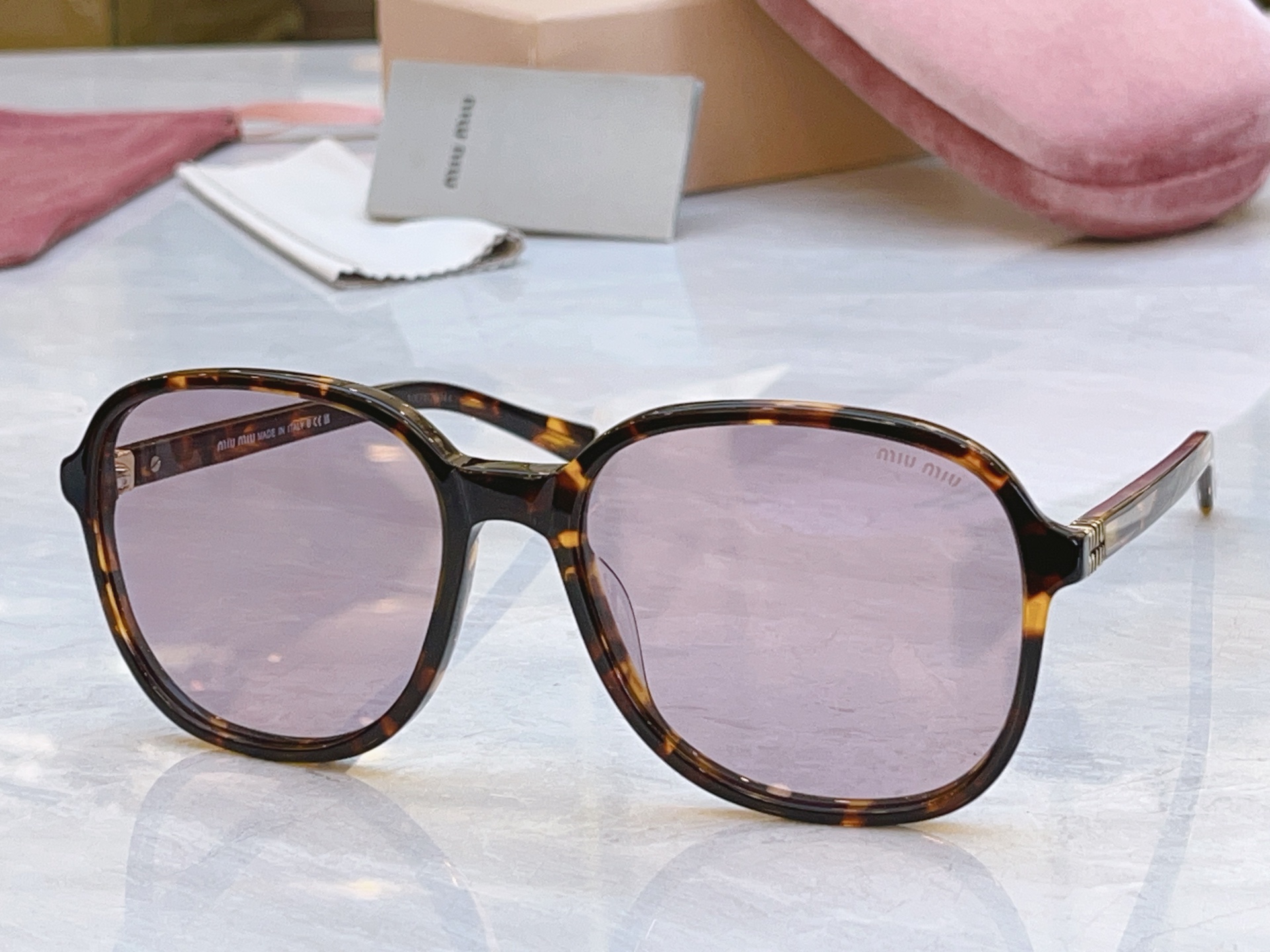 ，【MIUMI*】缪*缪新款太阳镜，Mod: SMU B01，SIZE:58口18-140