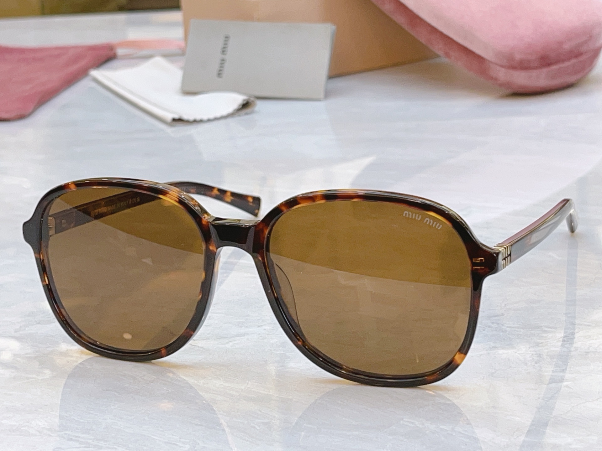 ，【MIUMI*】缪*缪新款太阳镜，Mod: SMU B01，SIZE:58口18-140