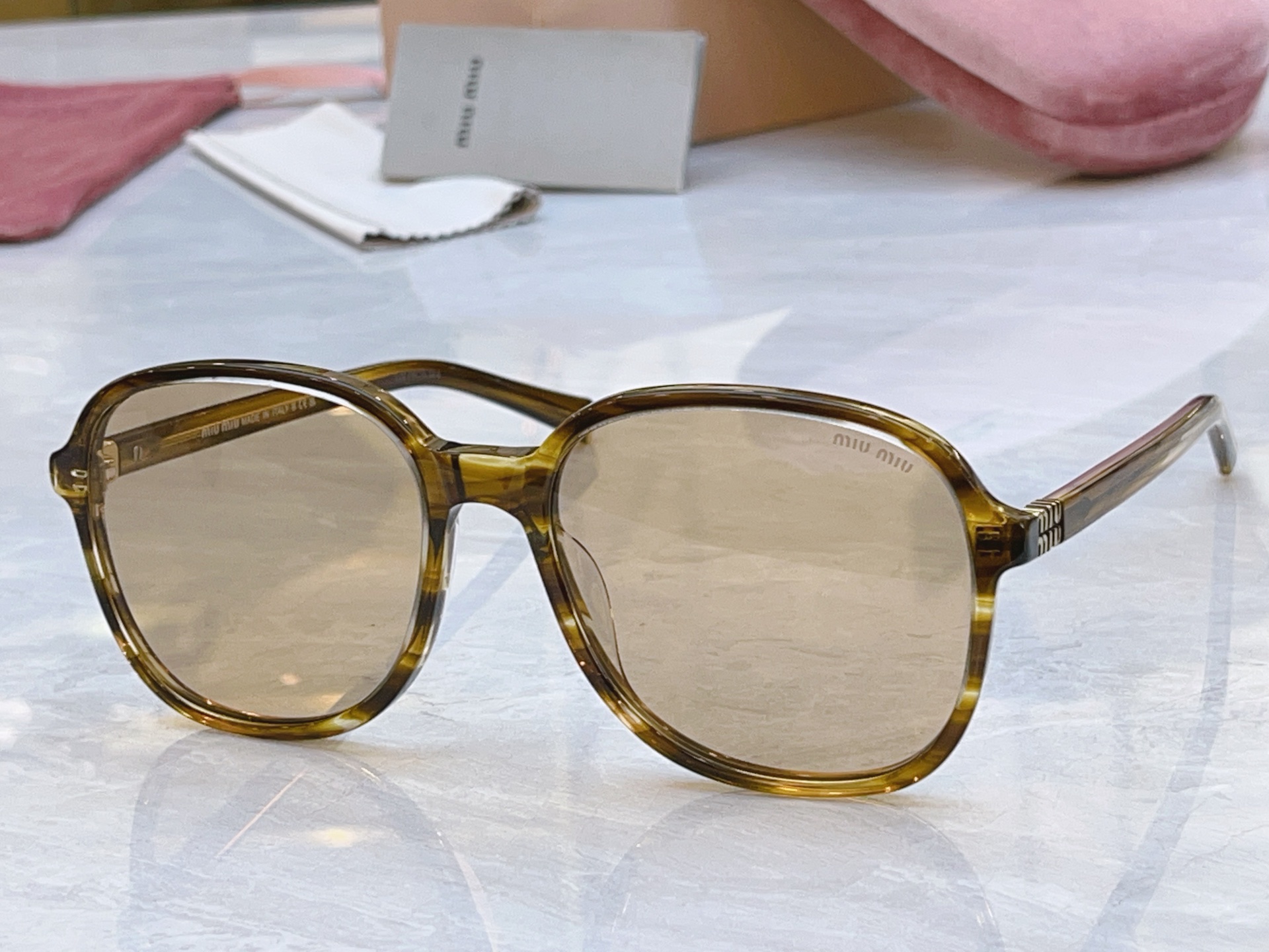 ，【MIUMI*】缪*缪新款太阳镜，Mod: SMU B01，SIZE:58口18-140