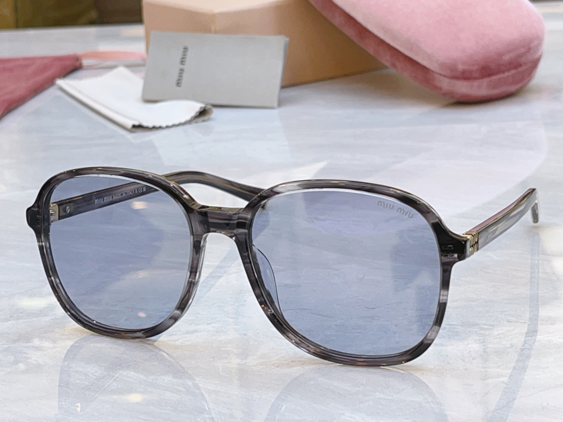 ，【MIUMI*】缪*缪新款太阳镜，Mod: SMU B01，SIZE:58口18-140